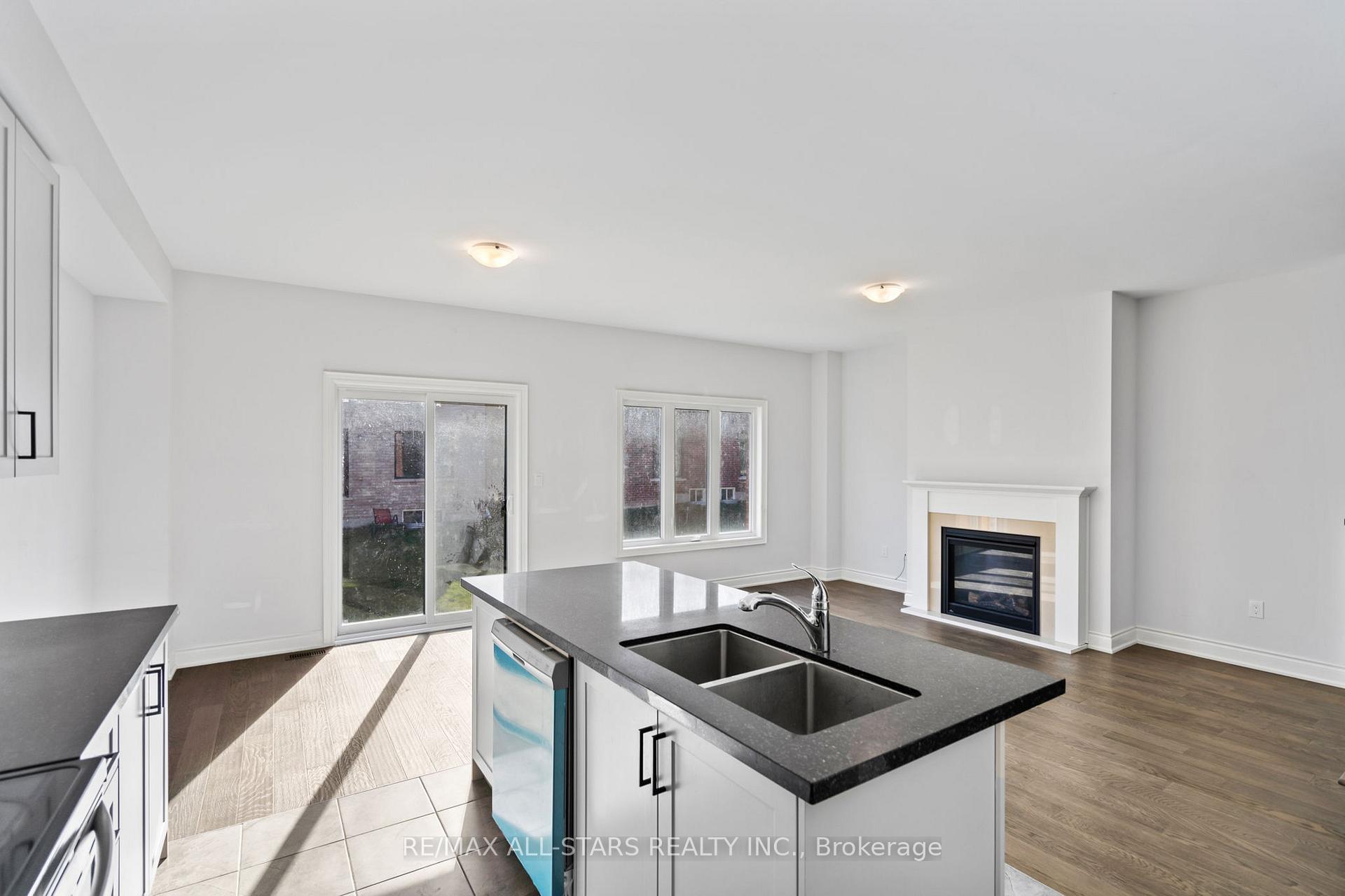 Photo 6 of 22 Ballinger Way, Uxbridge — HOMEH