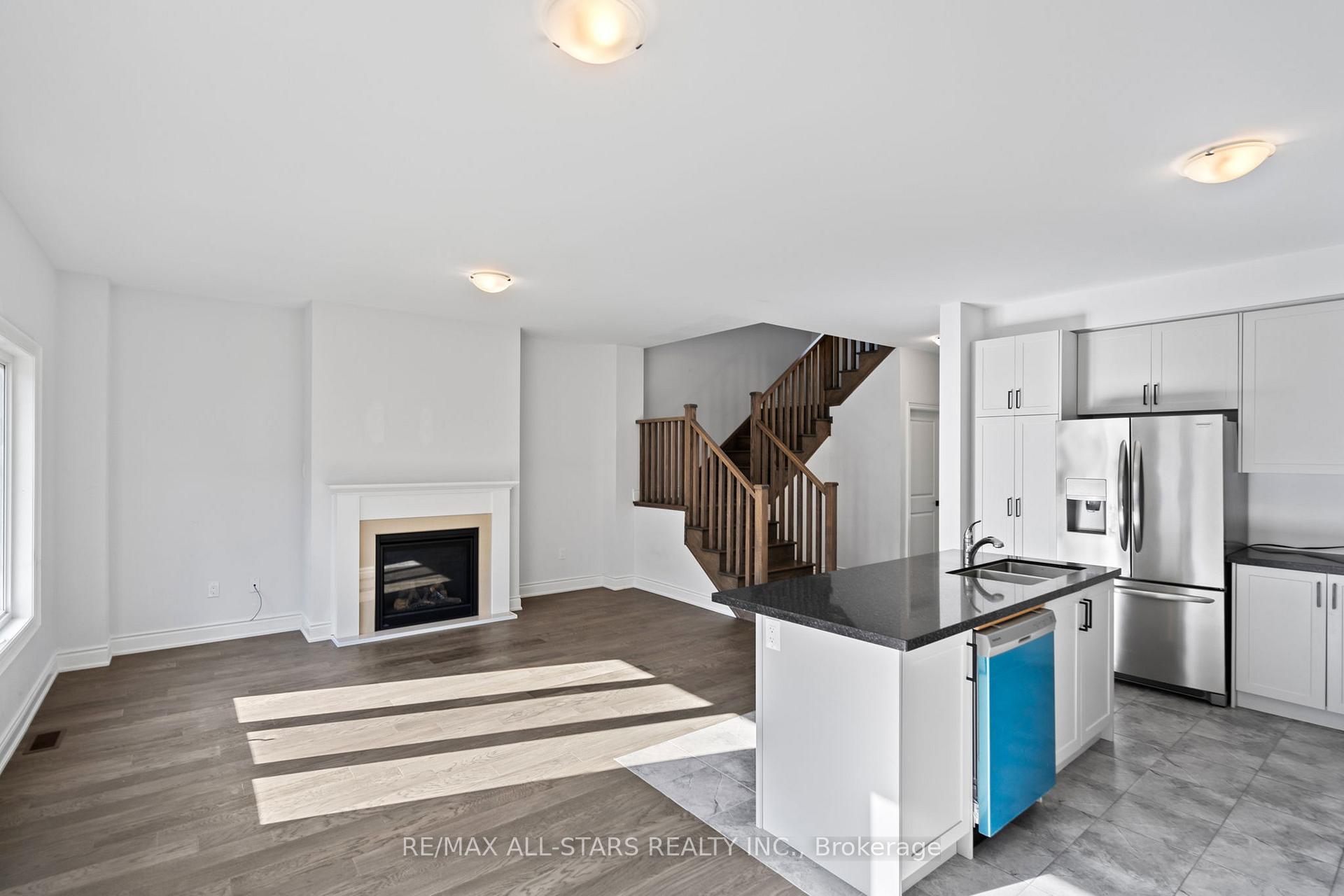 Photo 7 of 22 Ballinger Way, Uxbridge — HOMEH