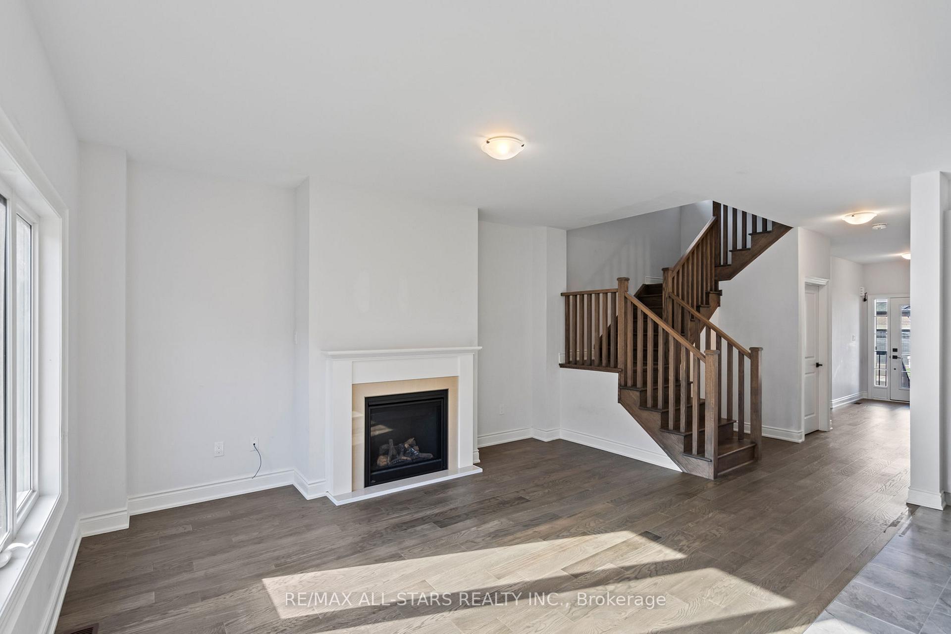 Photo 8 of 22 Ballinger Way, Uxbridge — HOMEH