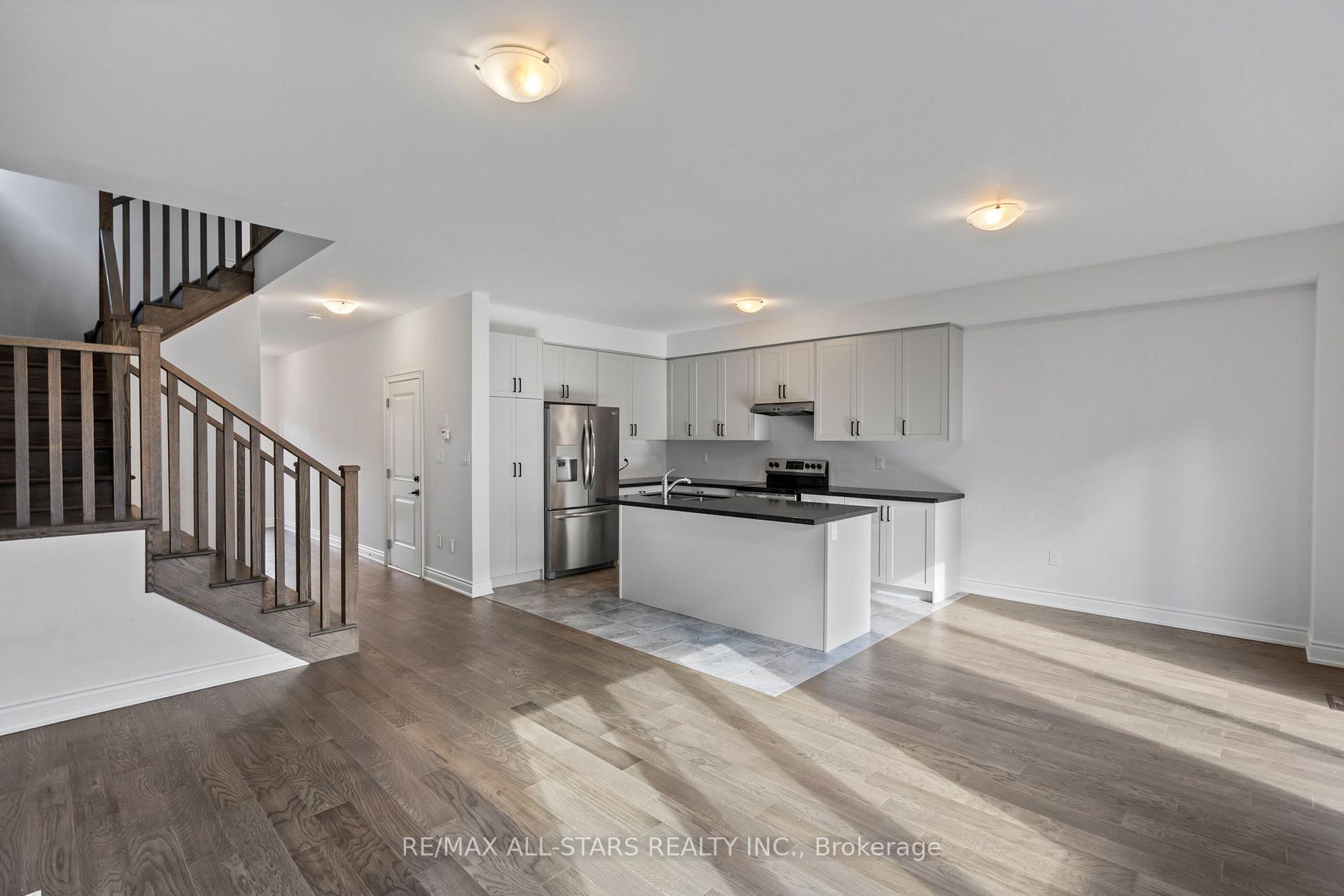 Photo 12 of 22 Ballinger Way, Uxbridge — HOMEH