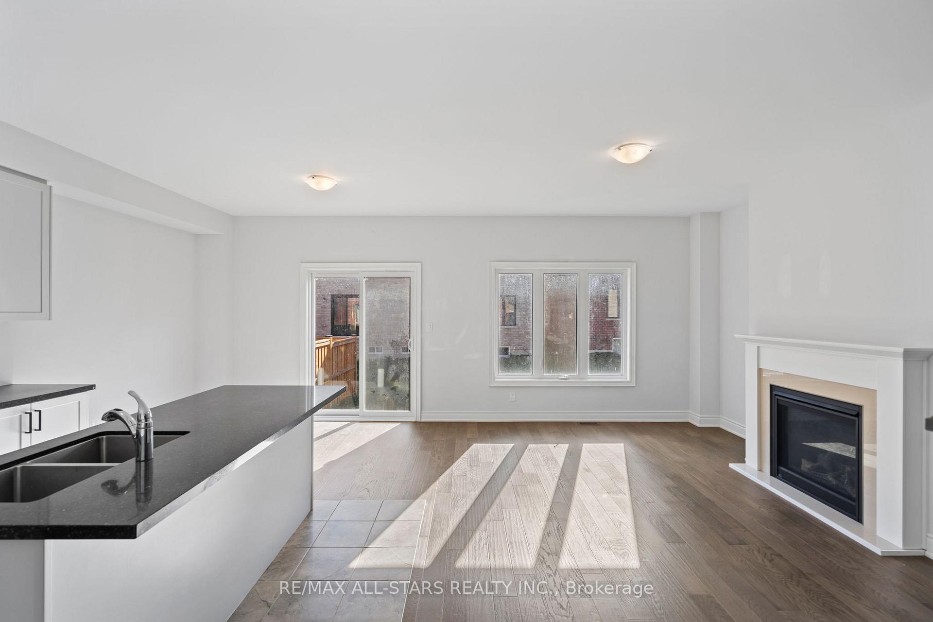 Photo 13 of 22 Ballinger Way, Uxbridge — HOMEH