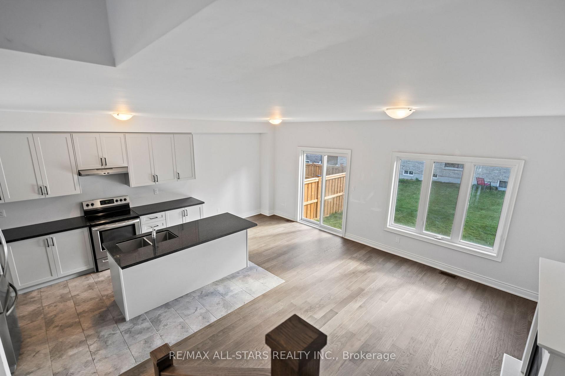 Photo 16 of 22 Ballinger Way, Uxbridge — HOMEH