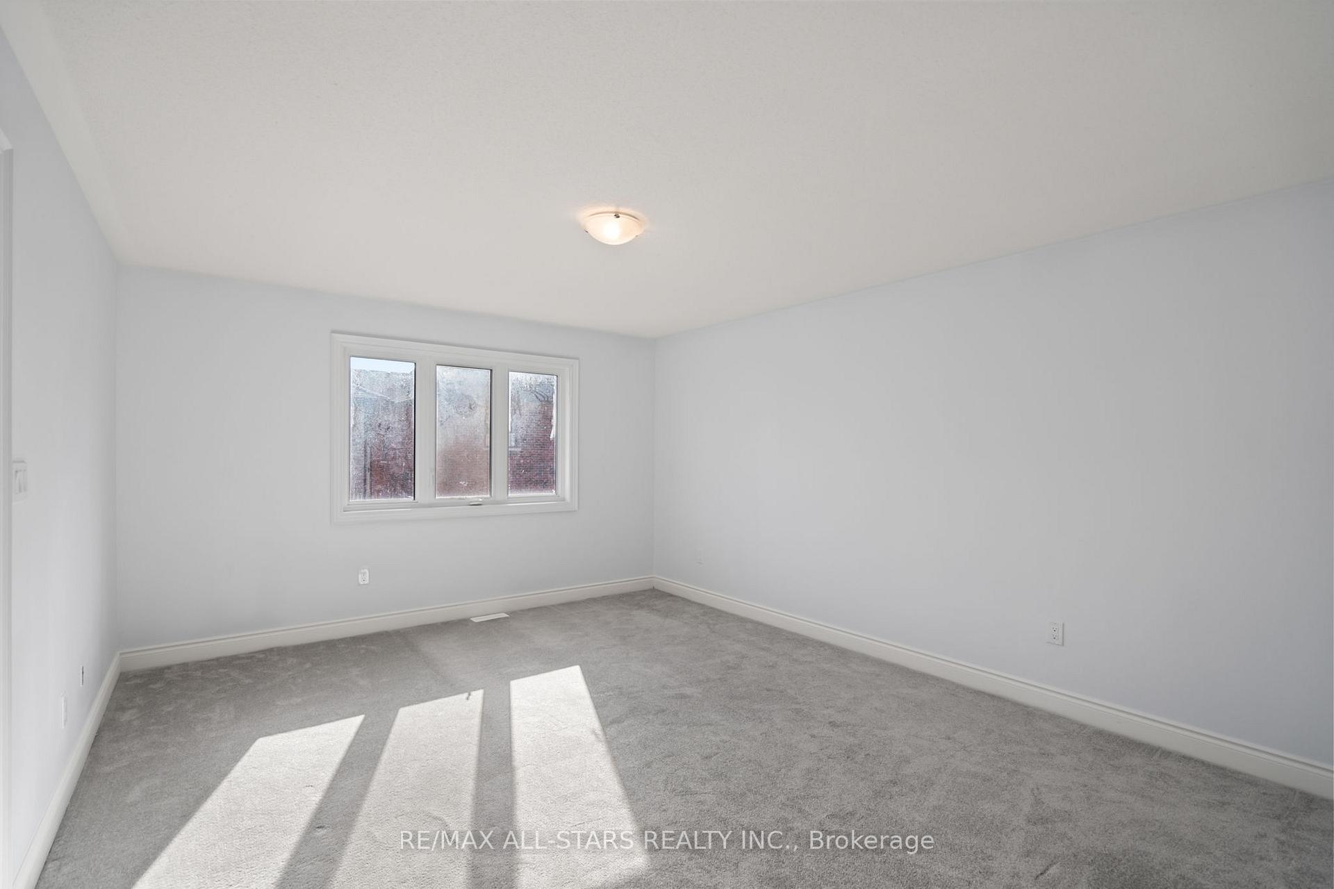 Photo 18 of 22 Ballinger Way, Uxbridge — HOMEH