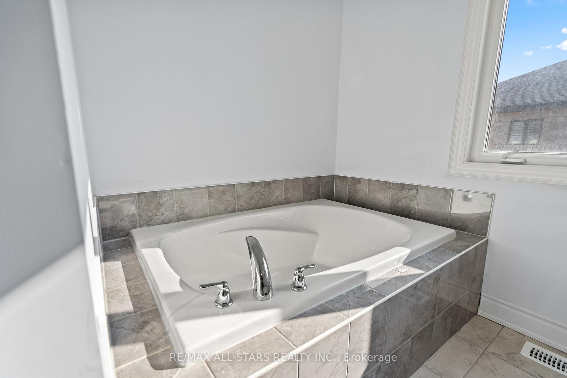 Photo 22 of 22 Ballinger Way, Uxbridge — HOMEH