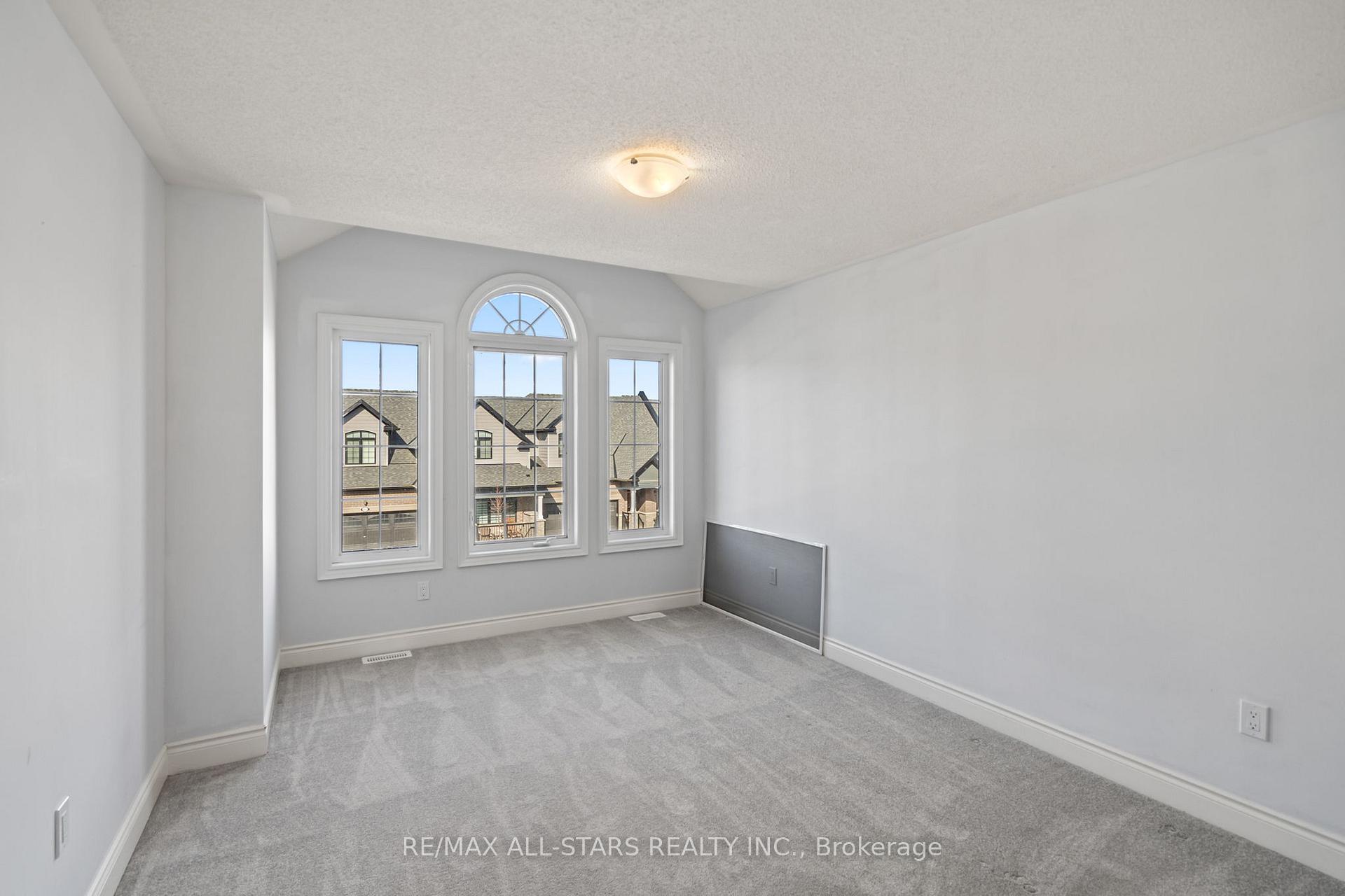 Photo 24 of 22 Ballinger Way, Uxbridge — HOMEH