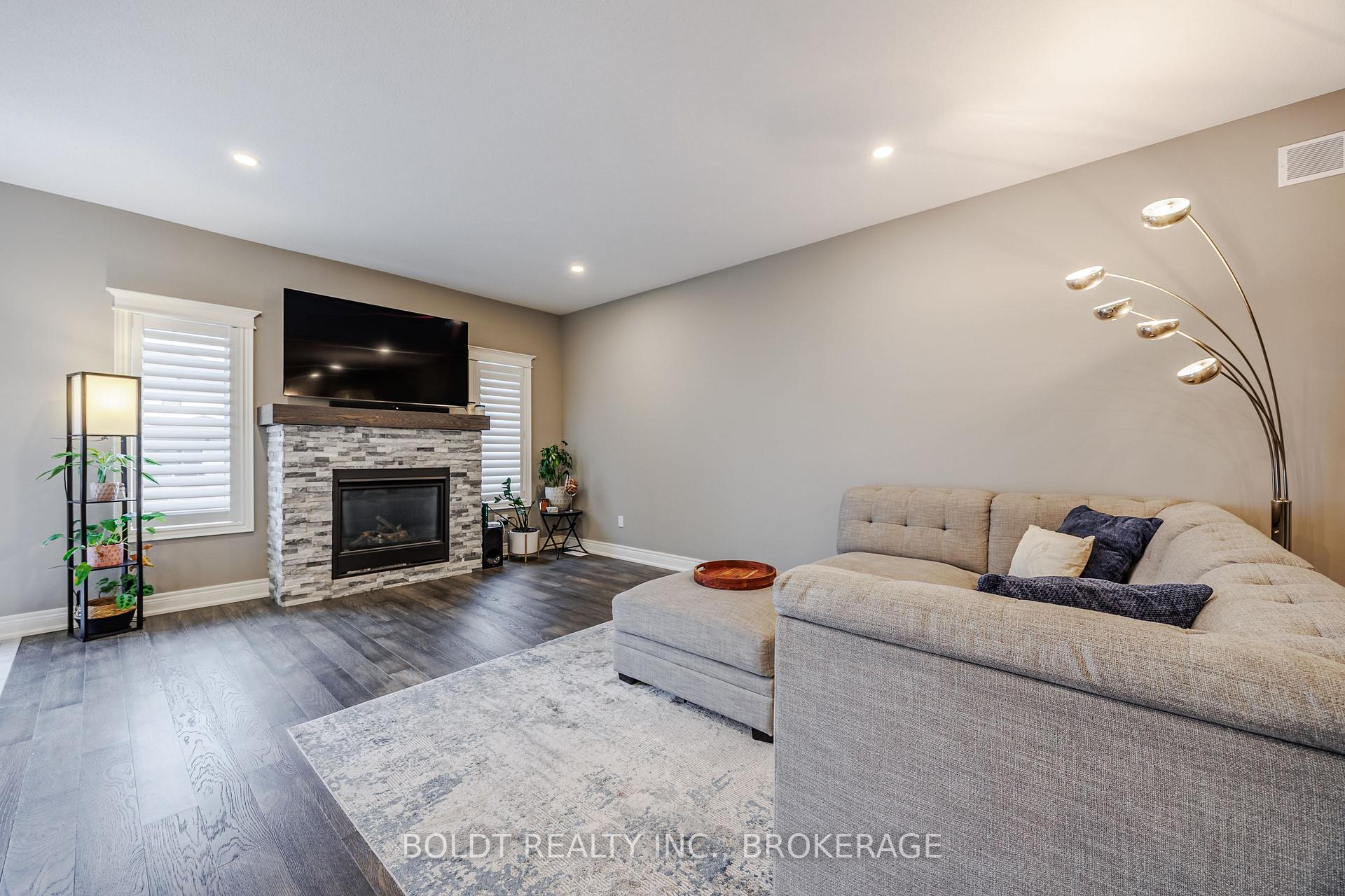 Photo 10 of 127 North Valley Drive, Welland, N. Welland — HOMEH