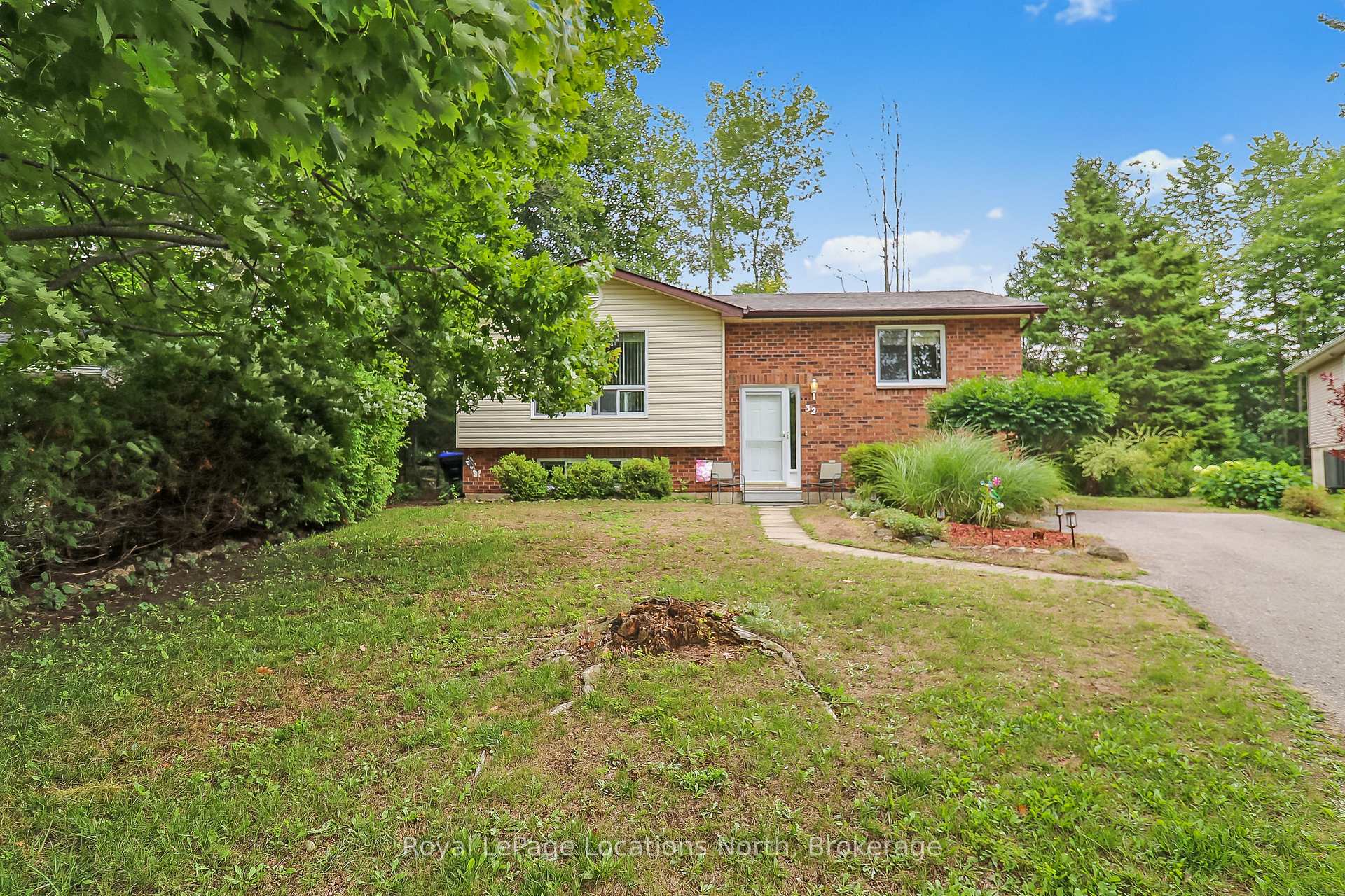 Photo 2 of 32 Lisbon Court, Wasaga Beach — HOMEH