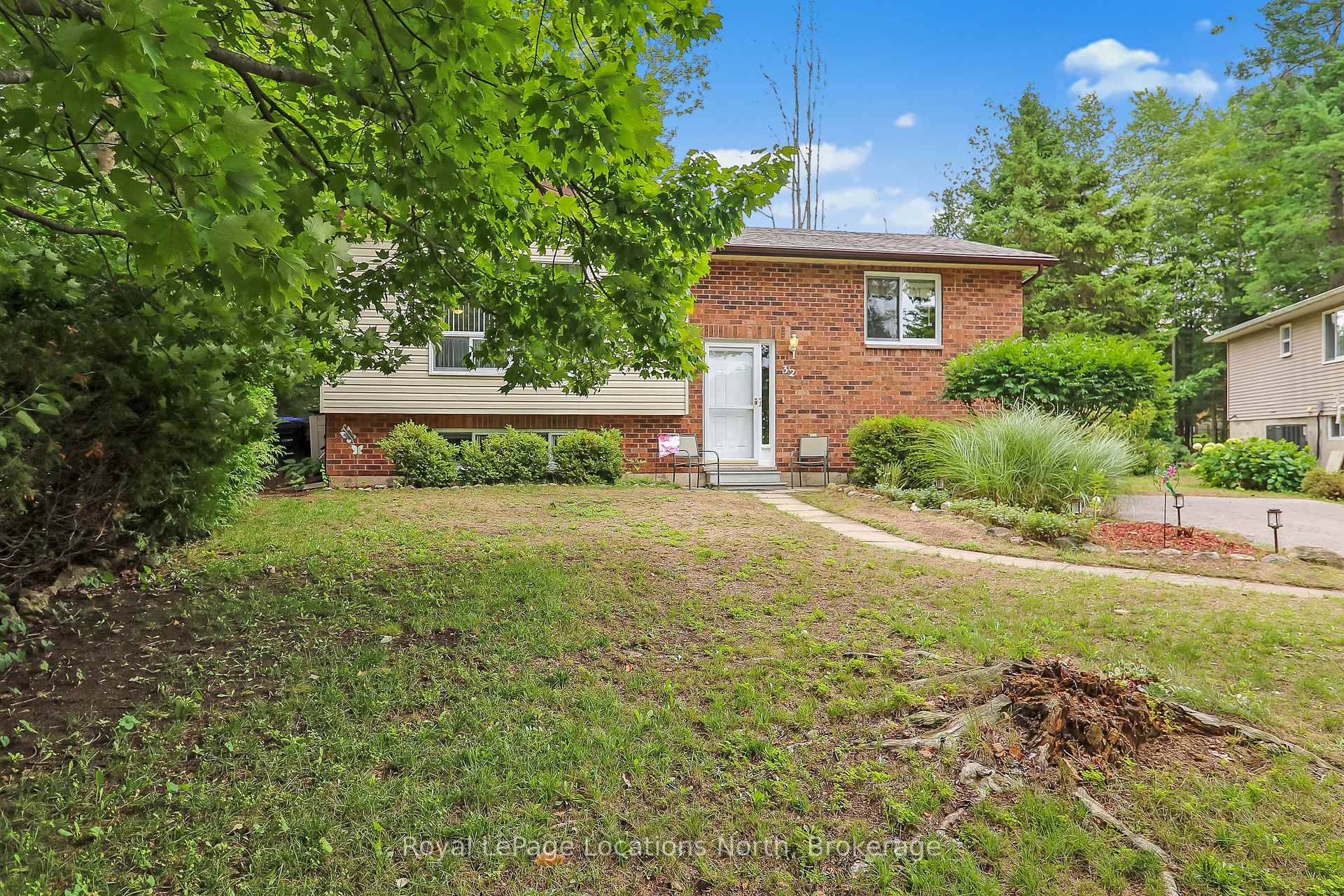 Photo 3 of 32 Lisbon Court, Wasaga Beach — HOMEH