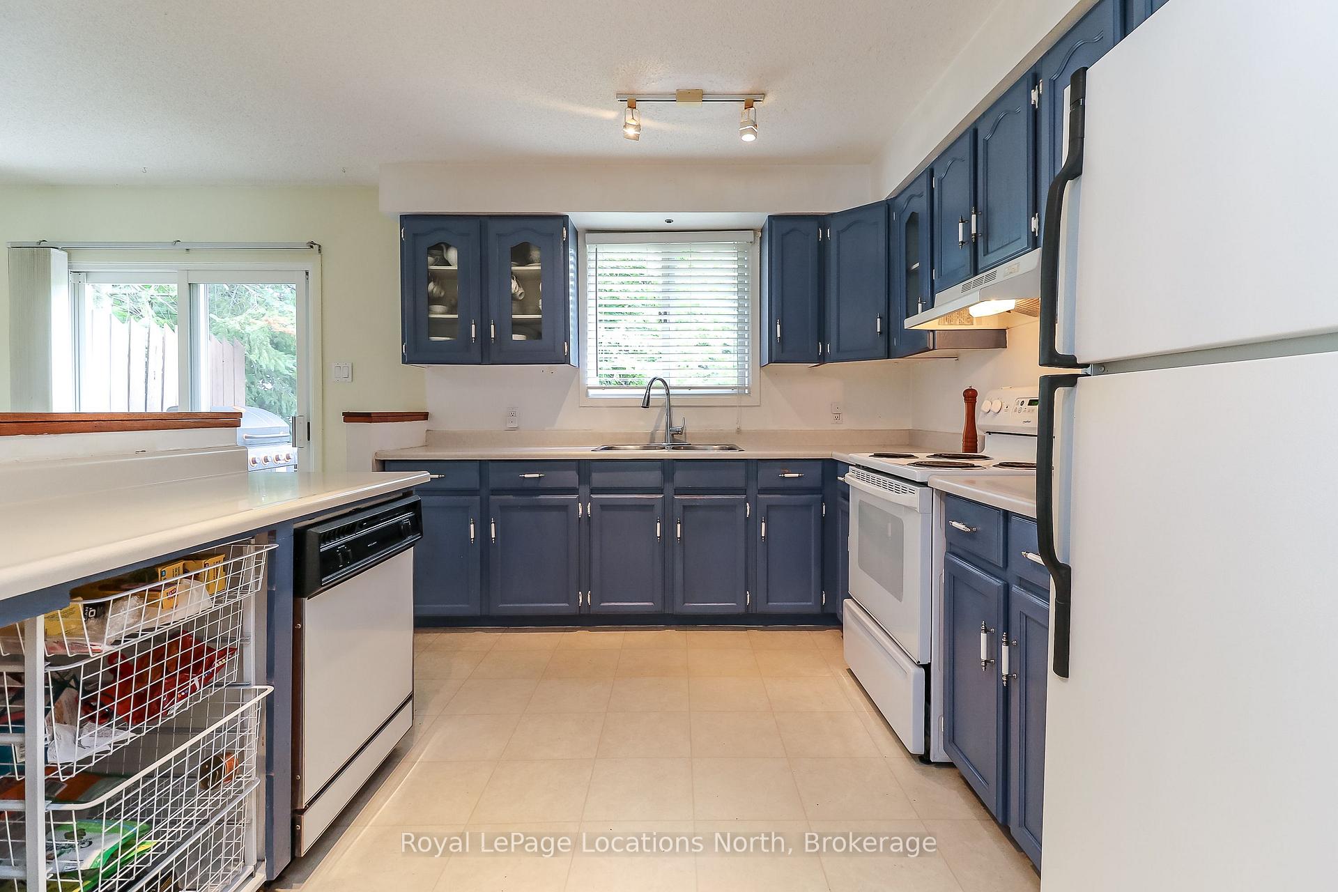 Photo 5 of 32 Lisbon Court, Wasaga Beach — HOMEH
