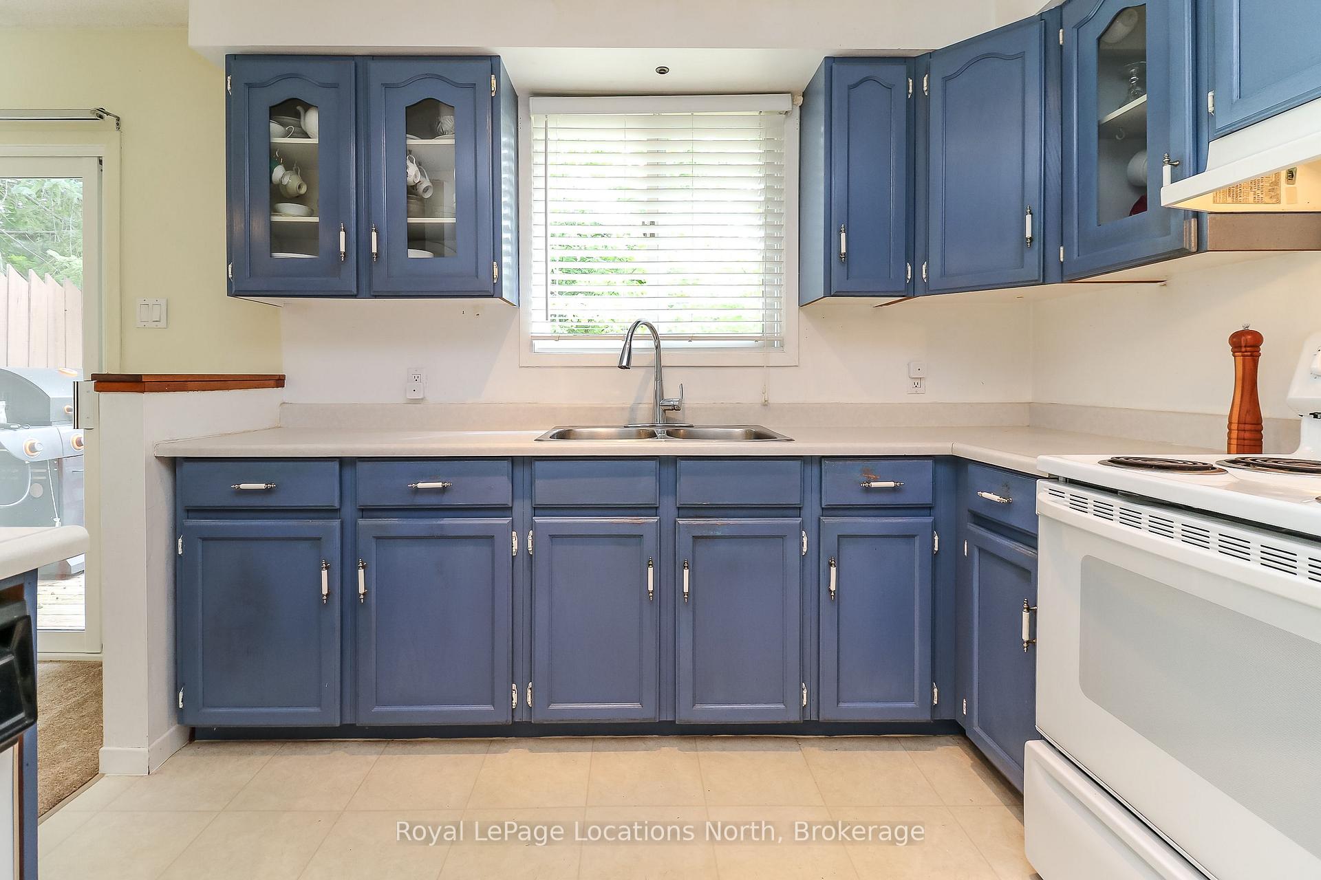 Photo 6 of 32 Lisbon Court, Wasaga Beach — HOMEH