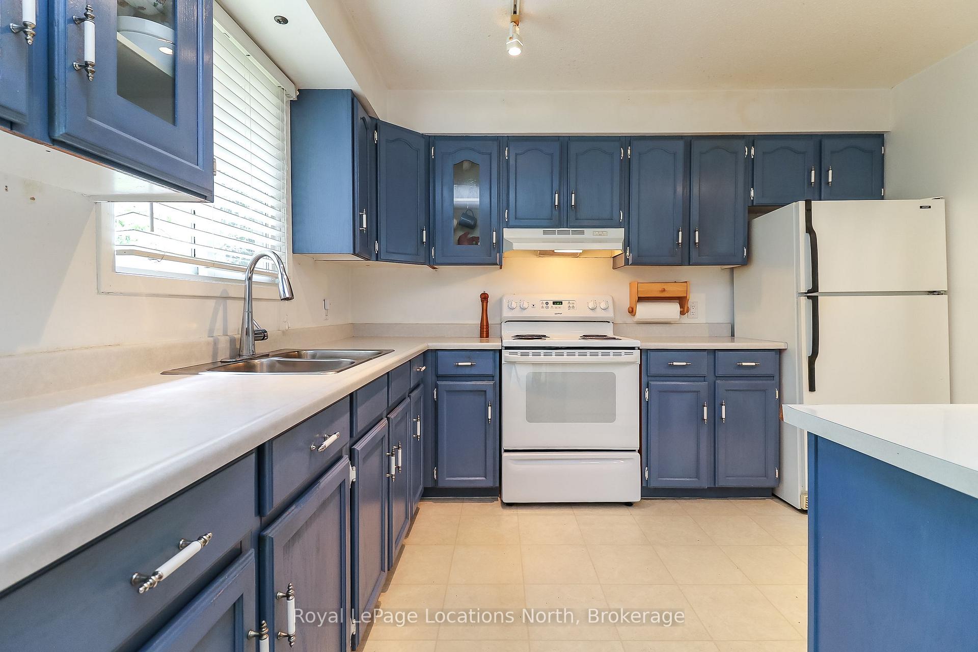 Photo 8 of 32 Lisbon Court, Wasaga Beach — HOMEH