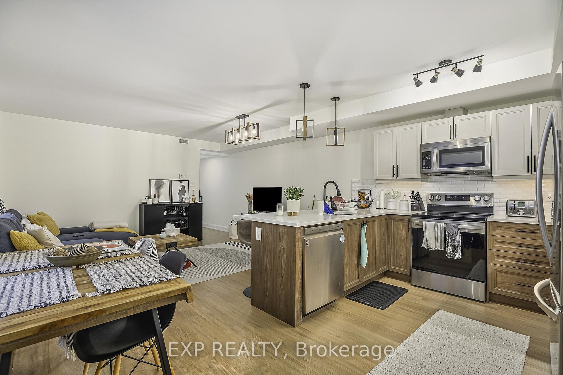 Photo 4 of Unit B, 527 Broadhead Avenue, Ottawa, Westboro/Hampton Park — HOMEH