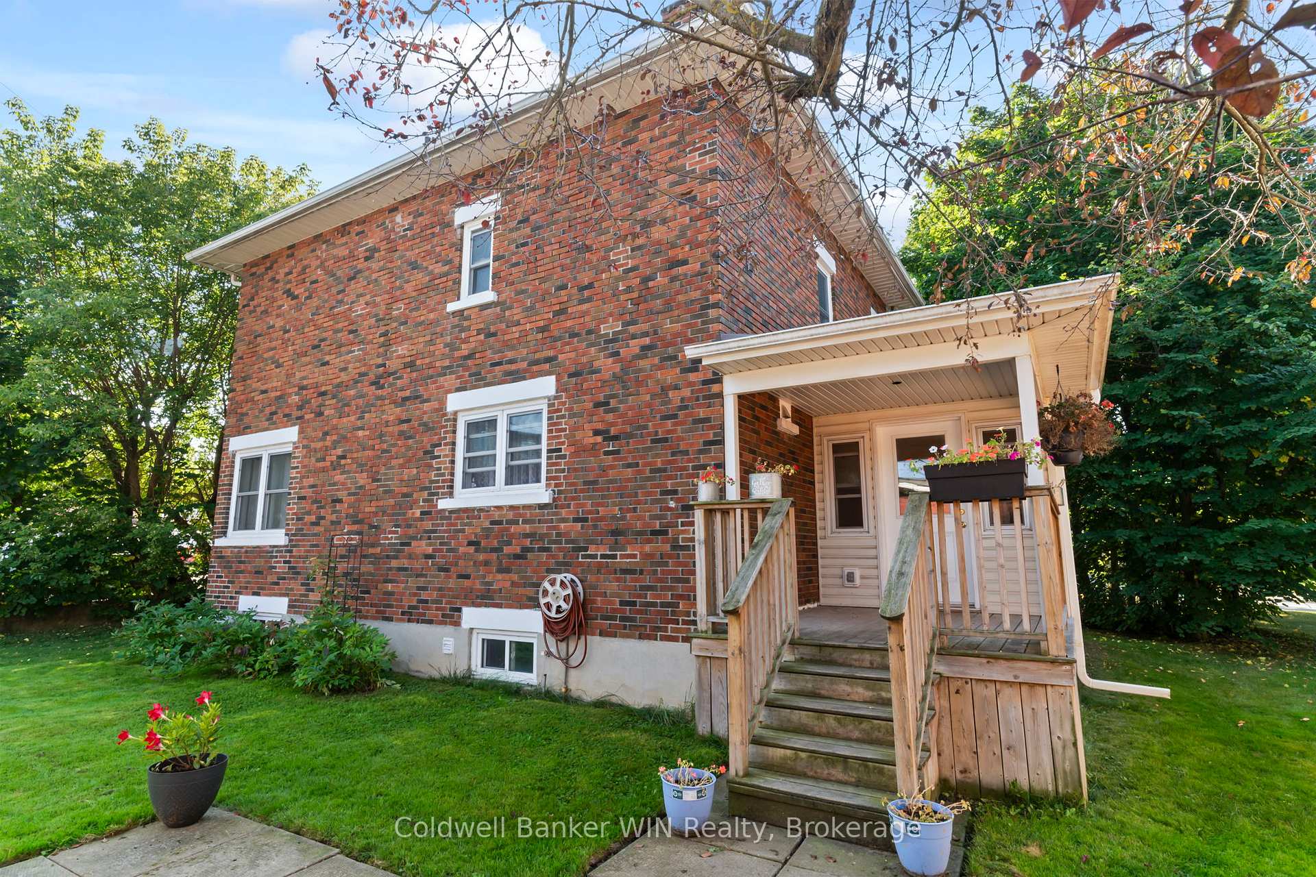Front of 121 Queen Street W
