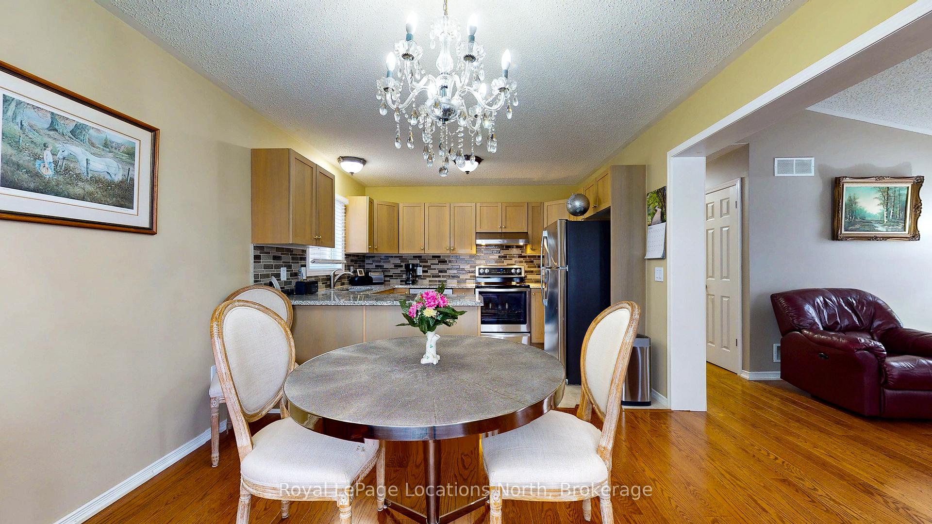 Photo 4 of 25 St James Place, Wasaga Beach — HOMEH