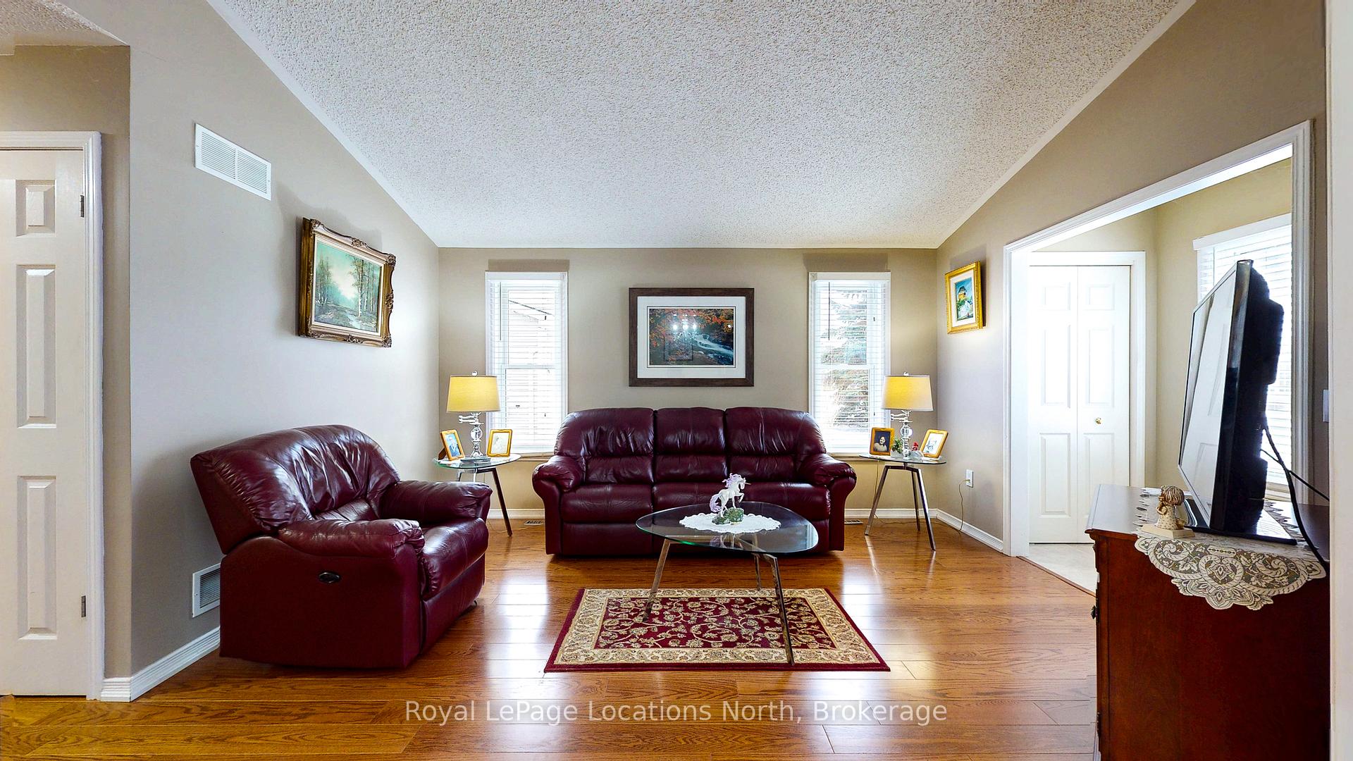 Photo 5 of 25 St James Place, Wasaga Beach — HOMEH
