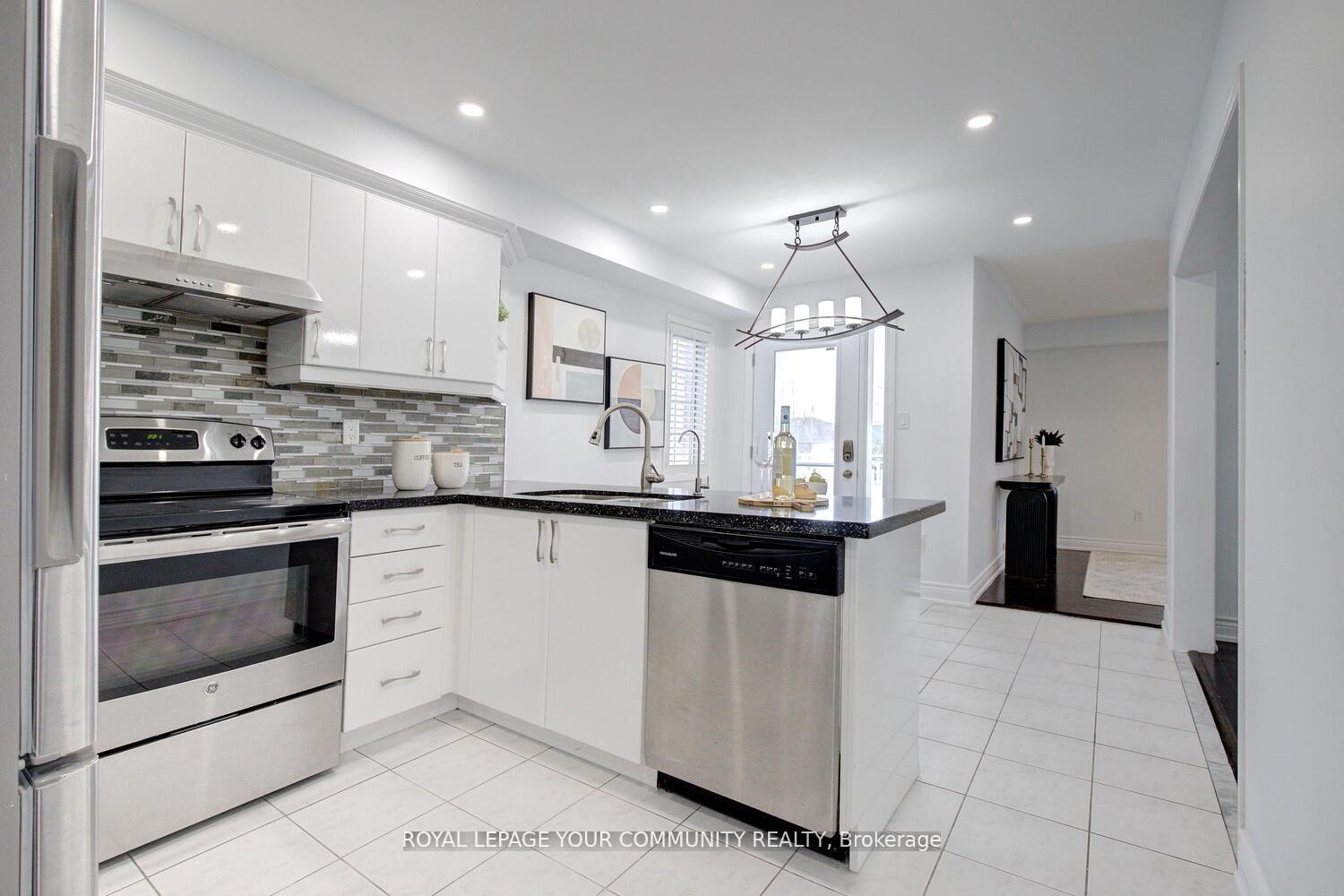 Photo 4 of 2 Bestview Crescent, Vaughan, Rural Vaughan — HOMEH