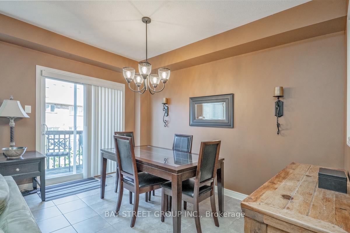Photo 4 of 58 Carrier Crescent, Vaughan, Patterson — HOMEH