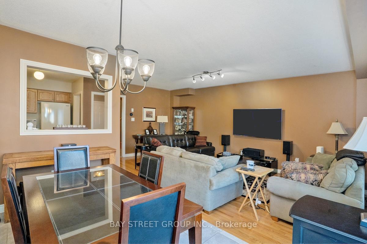 Photo 6 of 58 Carrier Crescent, Vaughan, Patterson — HOMEH