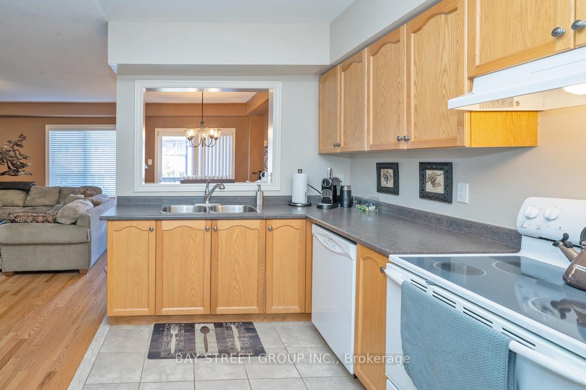 Photo 8 of 58 Carrier Crescent, Vaughan, Patterson — HOMEH