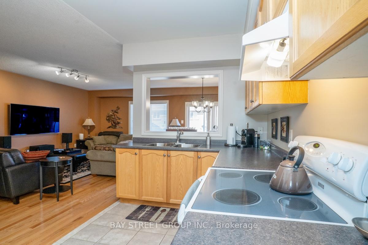 Photo 9 of 58 Carrier Crescent, Vaughan, Patterson — HOMEH
