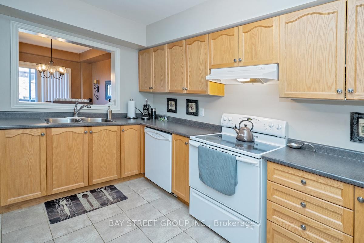 Photo 10 of 58 Carrier Crescent, Vaughan, Patterson — HOMEH