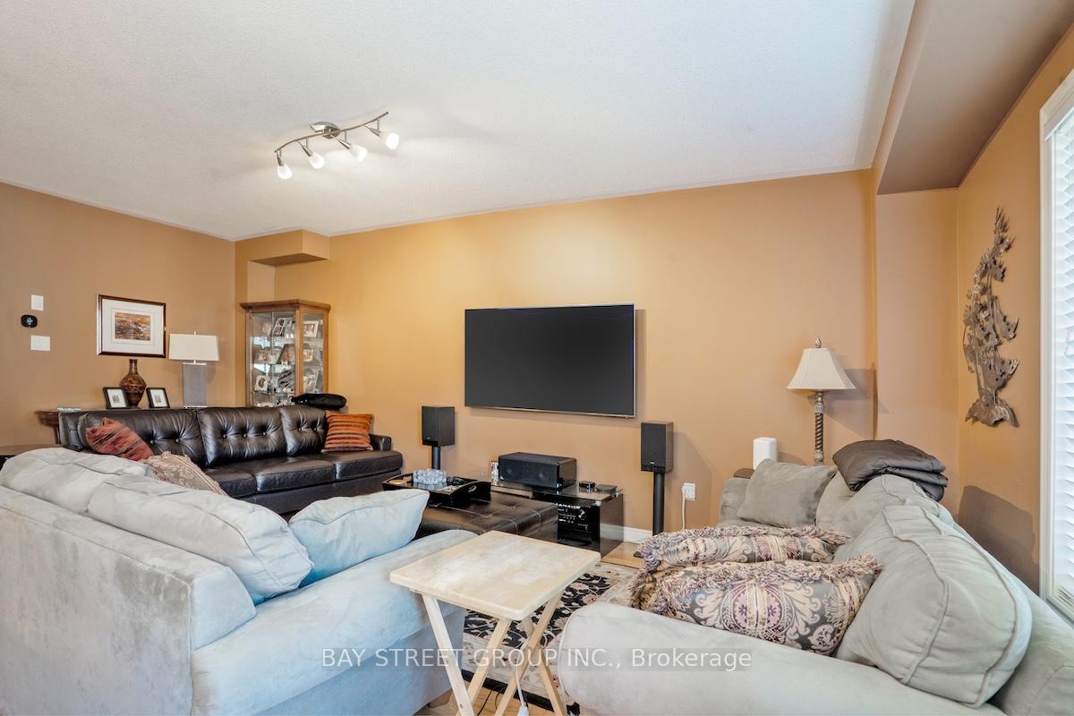 Photo 12 of 58 Carrier Crescent, Vaughan, Patterson — HOMEH