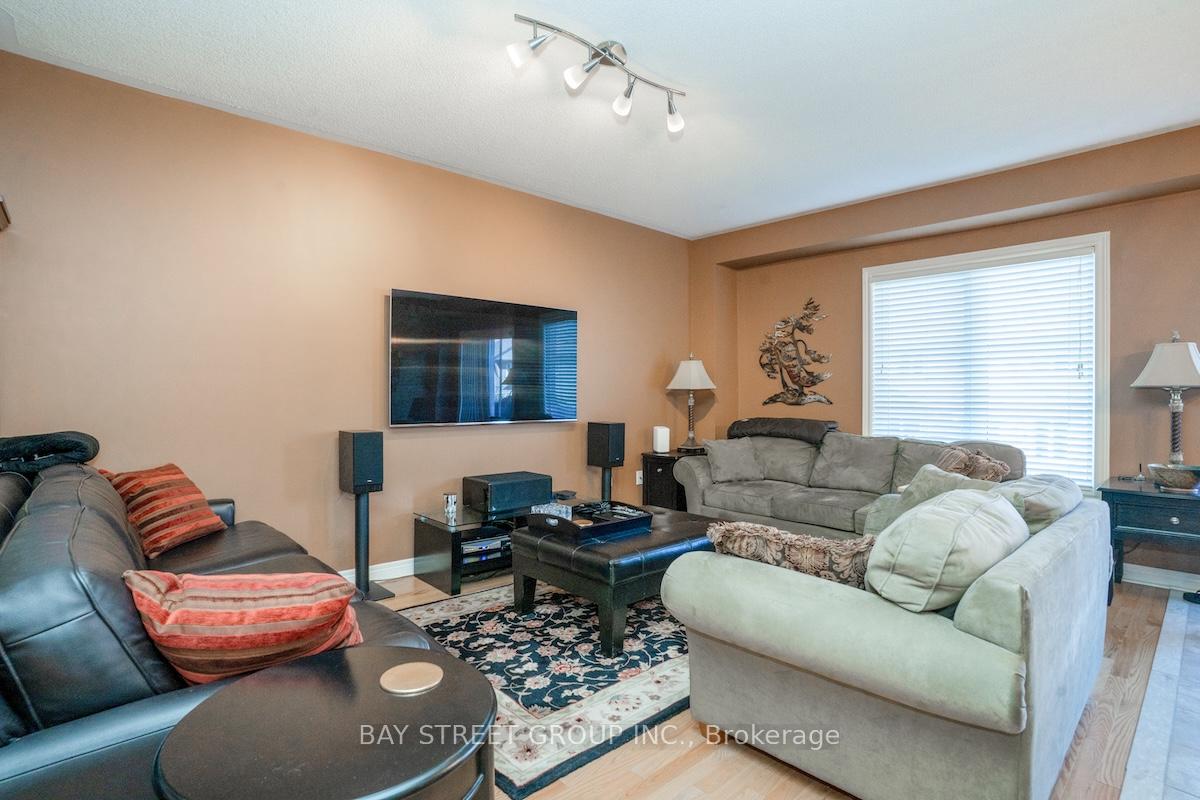 Photo 13 of 58 Carrier Crescent, Vaughan, Patterson — HOMEH