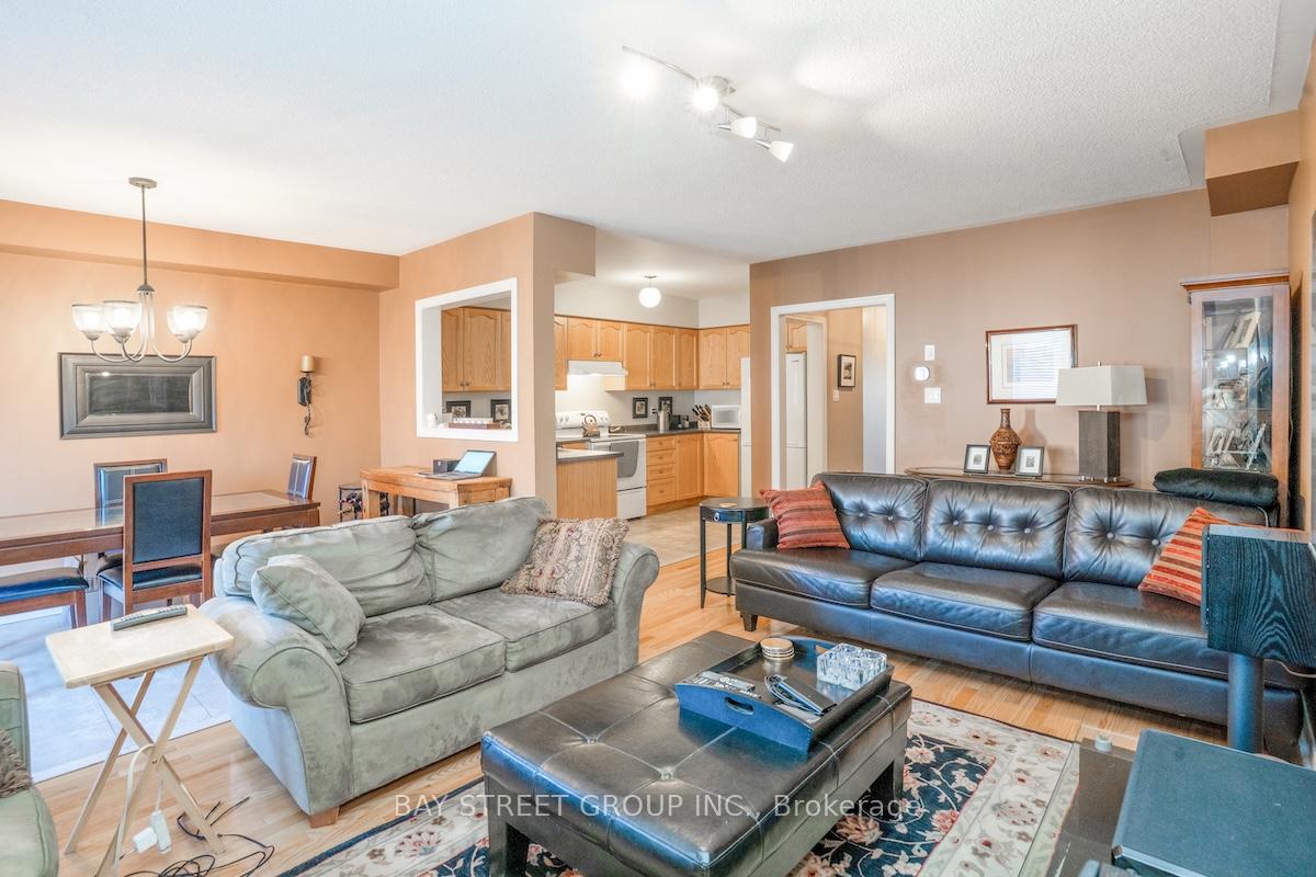 Photo 15 of 58 Carrier Crescent, Vaughan, Patterson — HOMEH