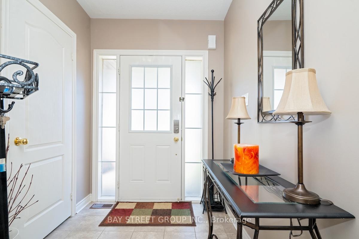 Photo 16 of 58 Carrier Crescent, Vaughan, Patterson — HOMEH