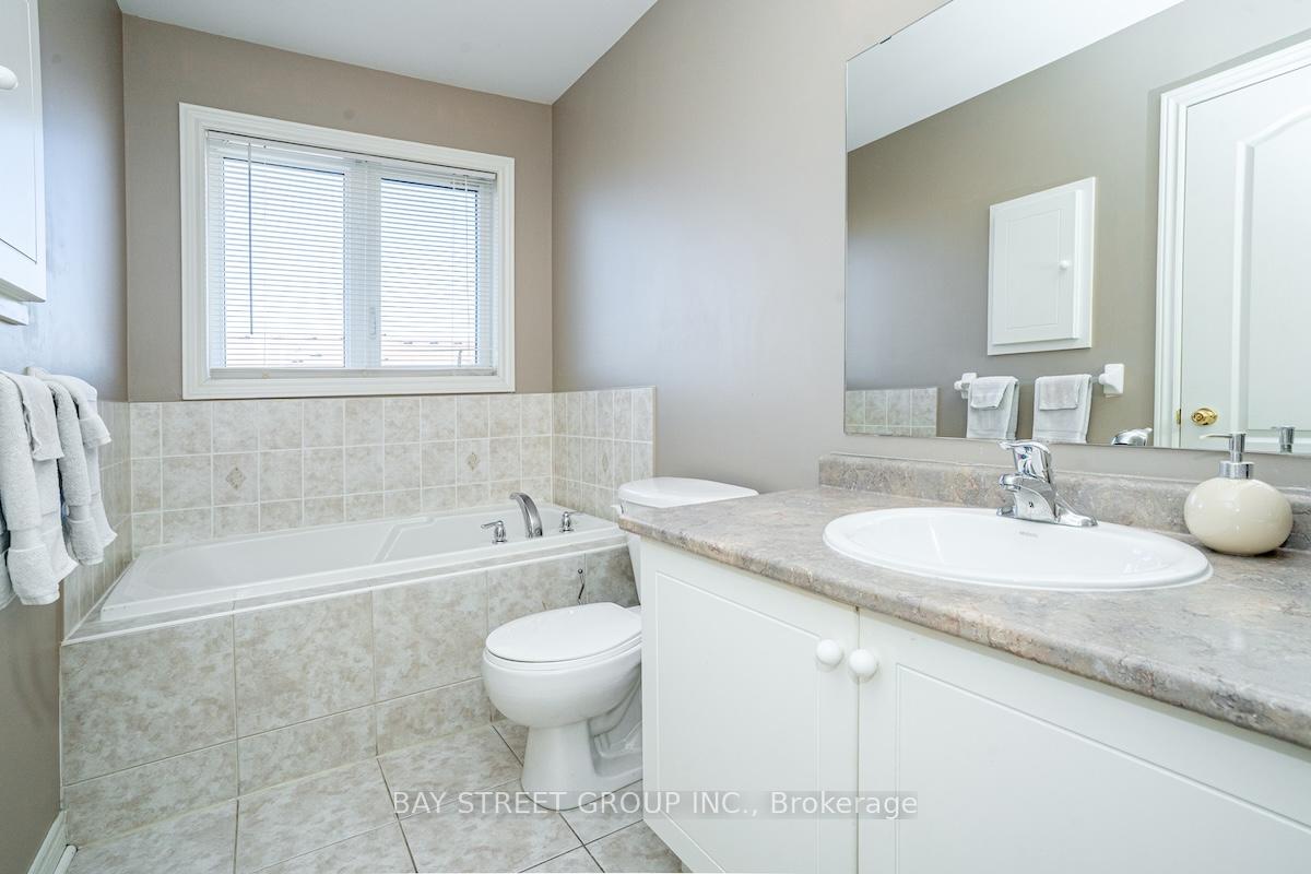 Photo 28 of 58 Carrier Crescent, Vaughan, Patterson — HOMEH