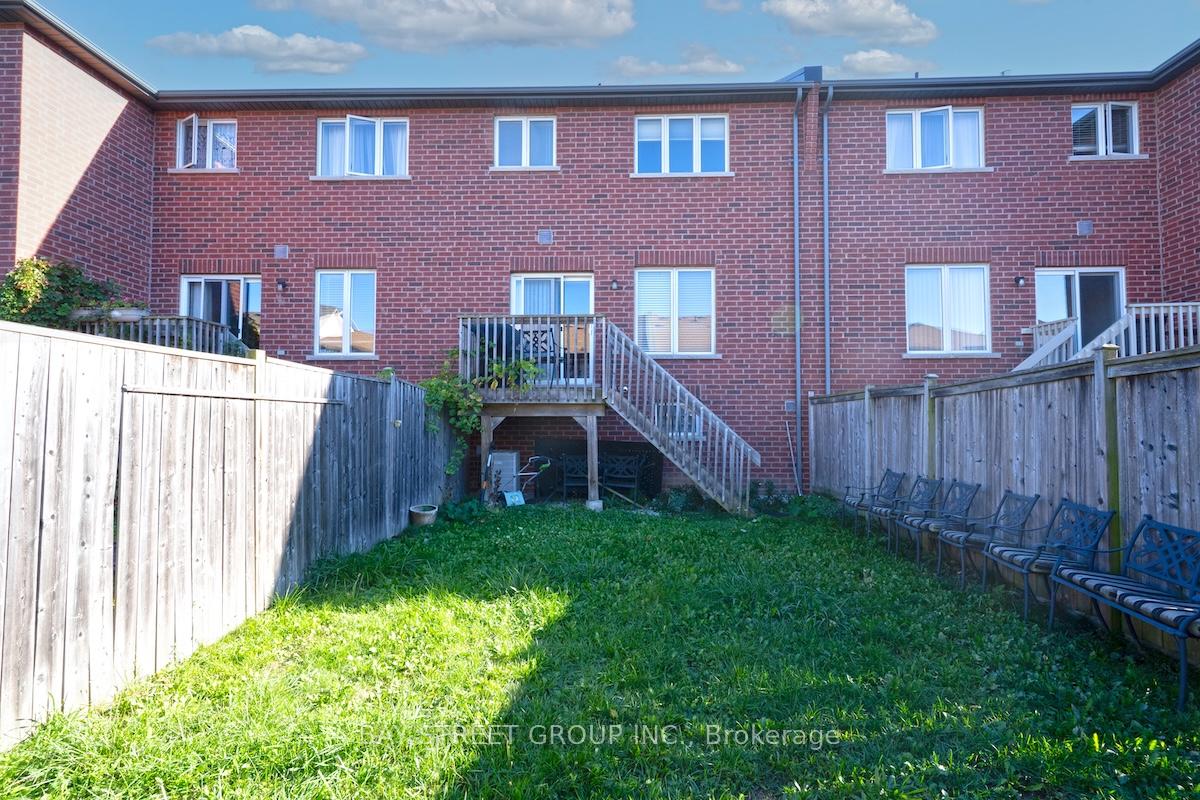 Photo 32 of 58 Carrier Crescent, Vaughan, Patterson — HOMEH