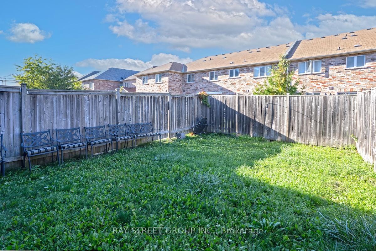 Photo 34 of 58 Carrier Crescent, Vaughan, Patterson — HOMEH