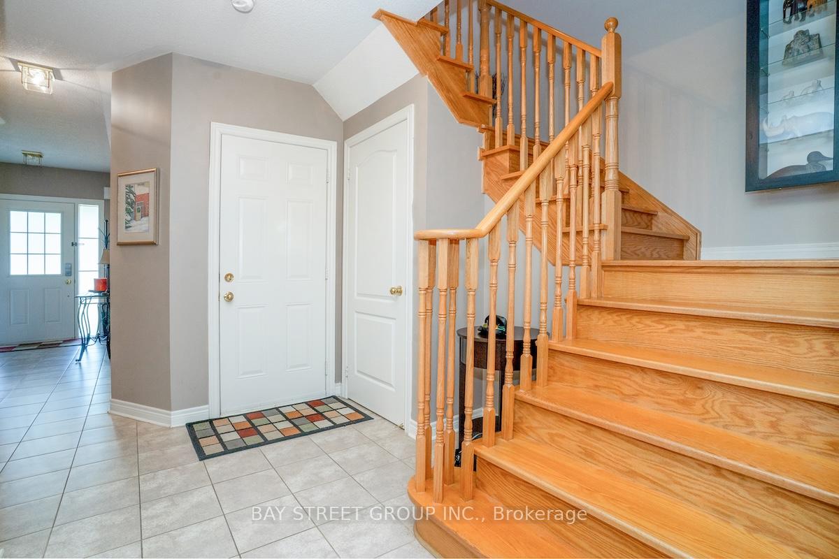 Photo 35 of 58 Carrier Crescent, Vaughan, Patterson — HOMEH