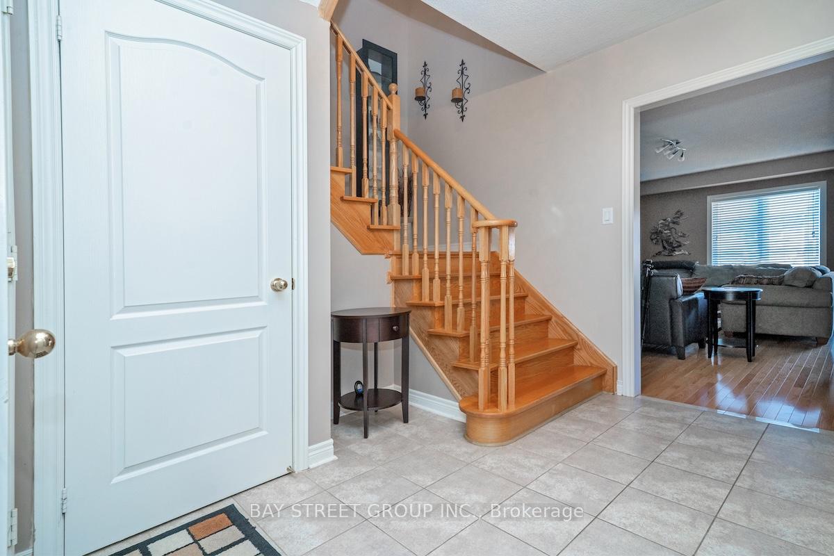 Photo 36 of 58 Carrier Crescent, Vaughan, Patterson — HOMEH