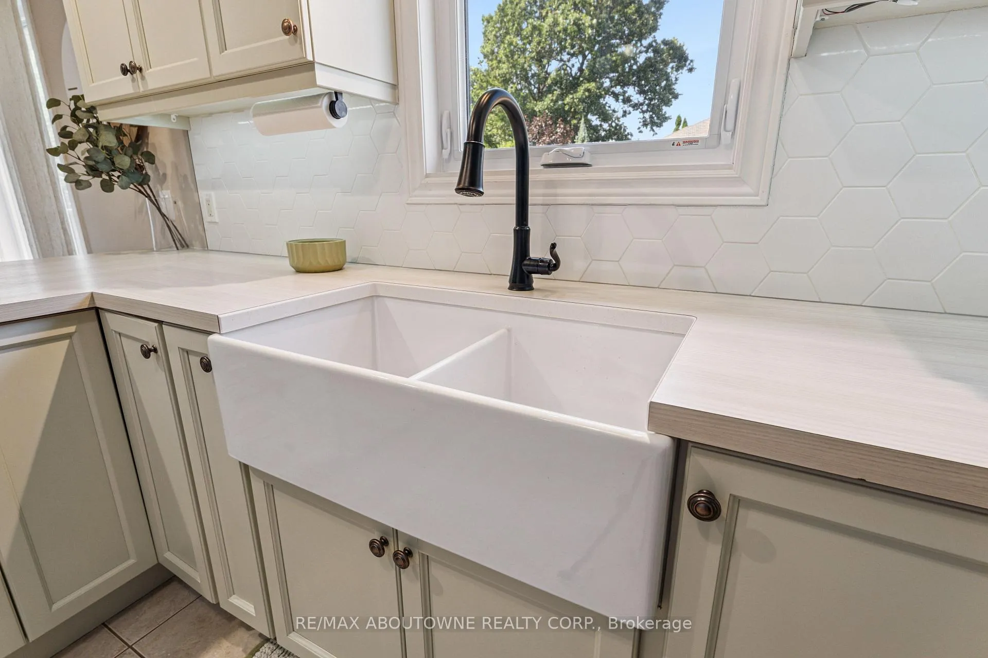 Photo 9 of 66 Bridgewater Court, Welland, N. Welland — HOMEH