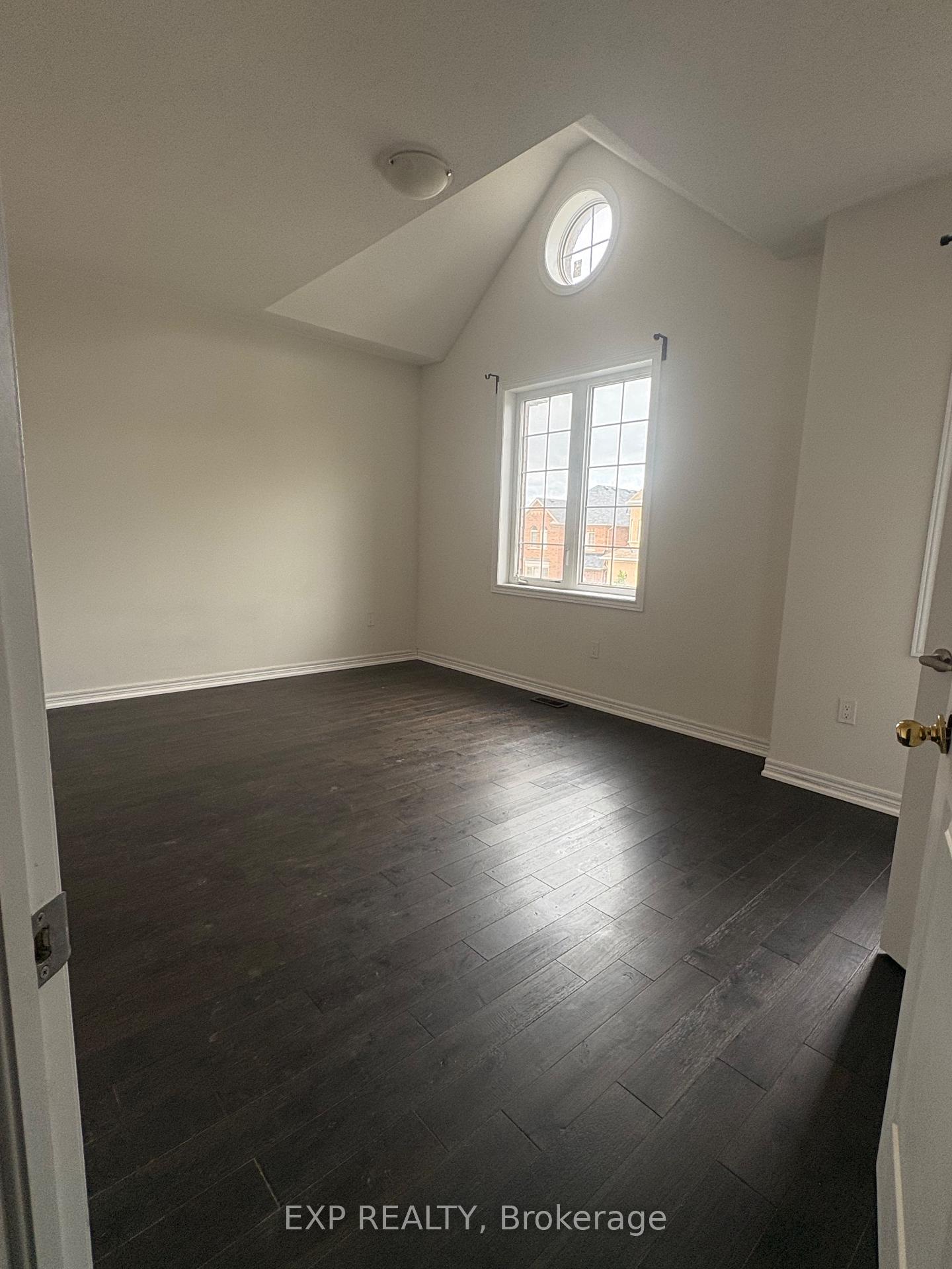 Photo 9 of 14 Alistair Crescent, Vaughan, Kleinburg — HOMEH