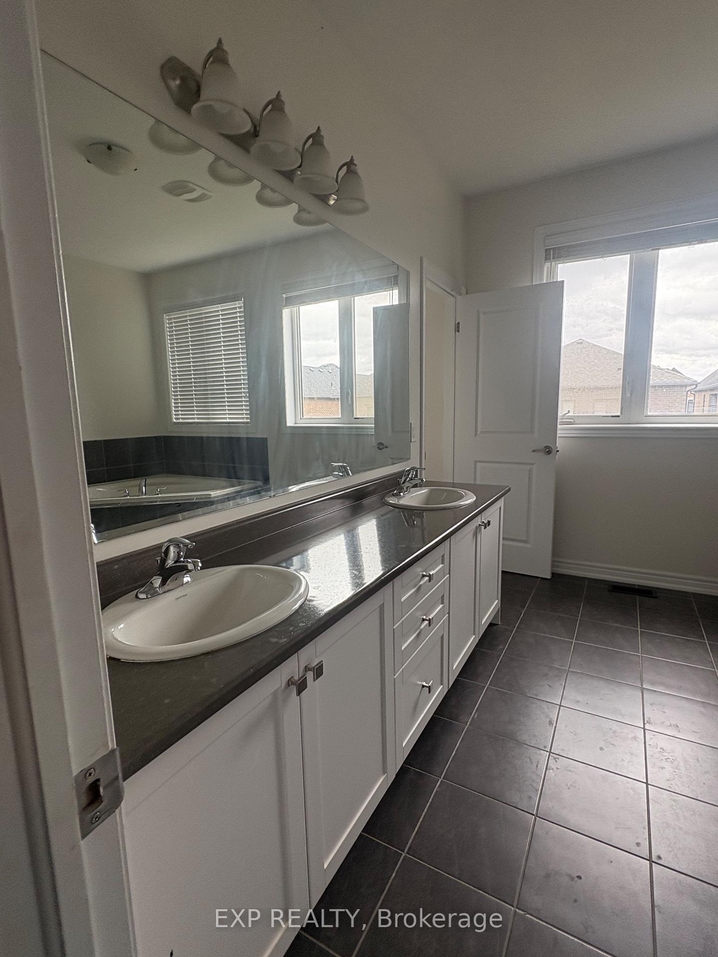 Photo 10 of 14 Alistair Crescent, Vaughan, Kleinburg — HOMEH
