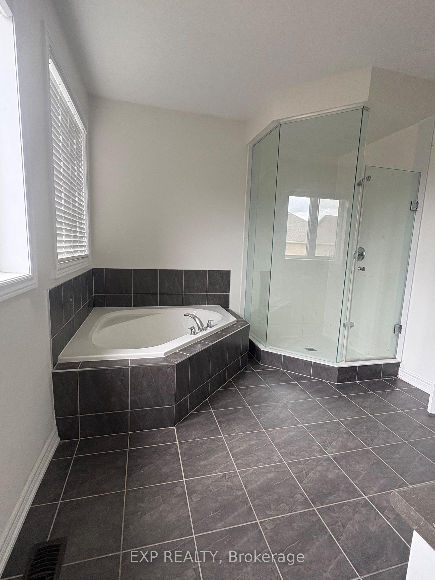 Photo 11 of 14 Alistair Crescent, Vaughan, Kleinburg — HOMEH