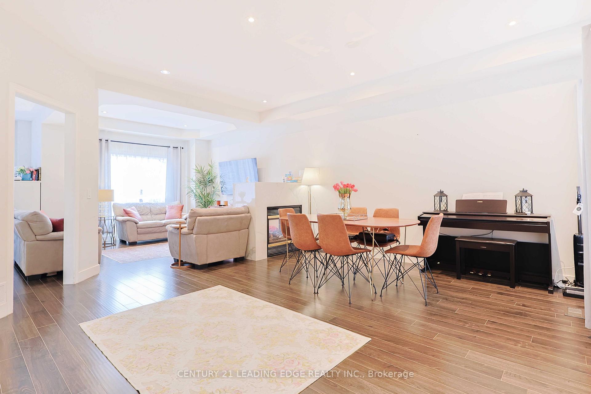 Photo 2 of 28 Sylwood Crescent, Vaughan, Maple — HOMEH