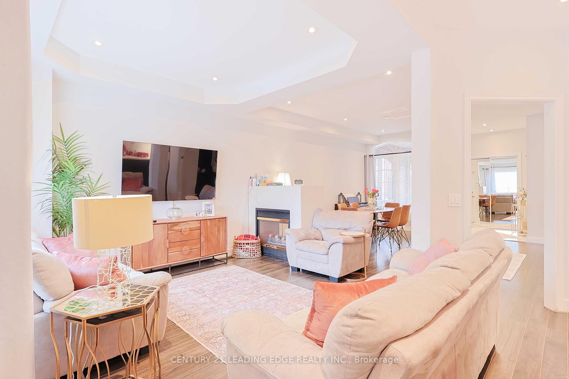 Photo 4 of 28 Sylwood Crescent, Vaughan, Maple — HOMEH
