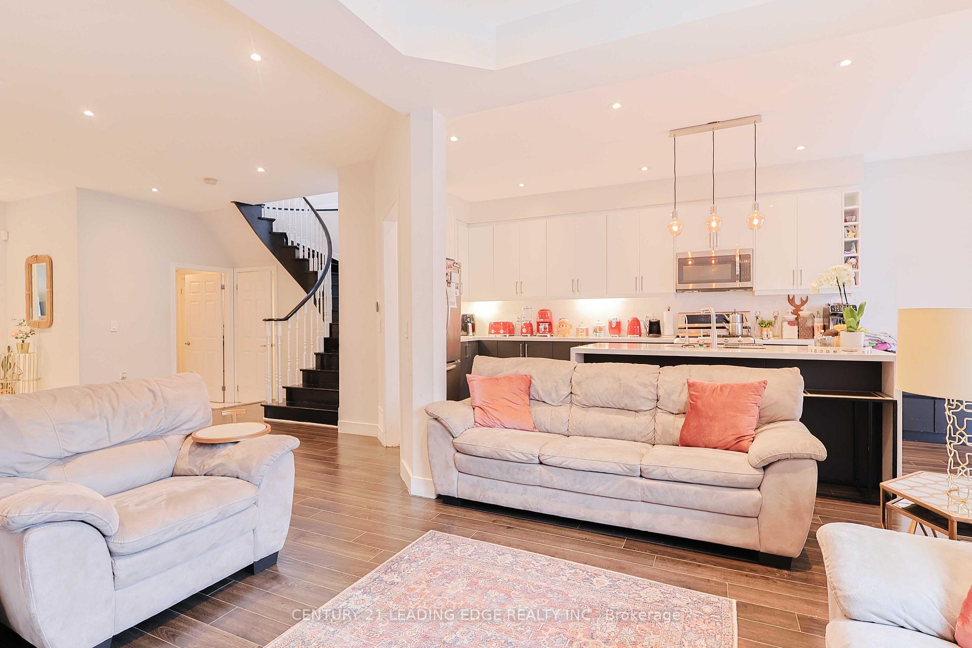 Photo 5 of 28 Sylwood Crescent, Vaughan, Maple — HOMEH