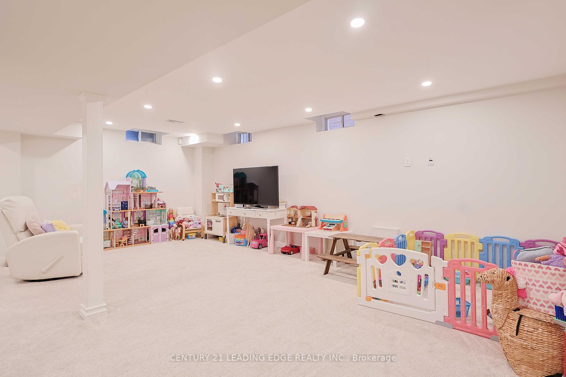 Photo 24 of 28 Sylwood Crescent, Vaughan, Maple — HOMEH