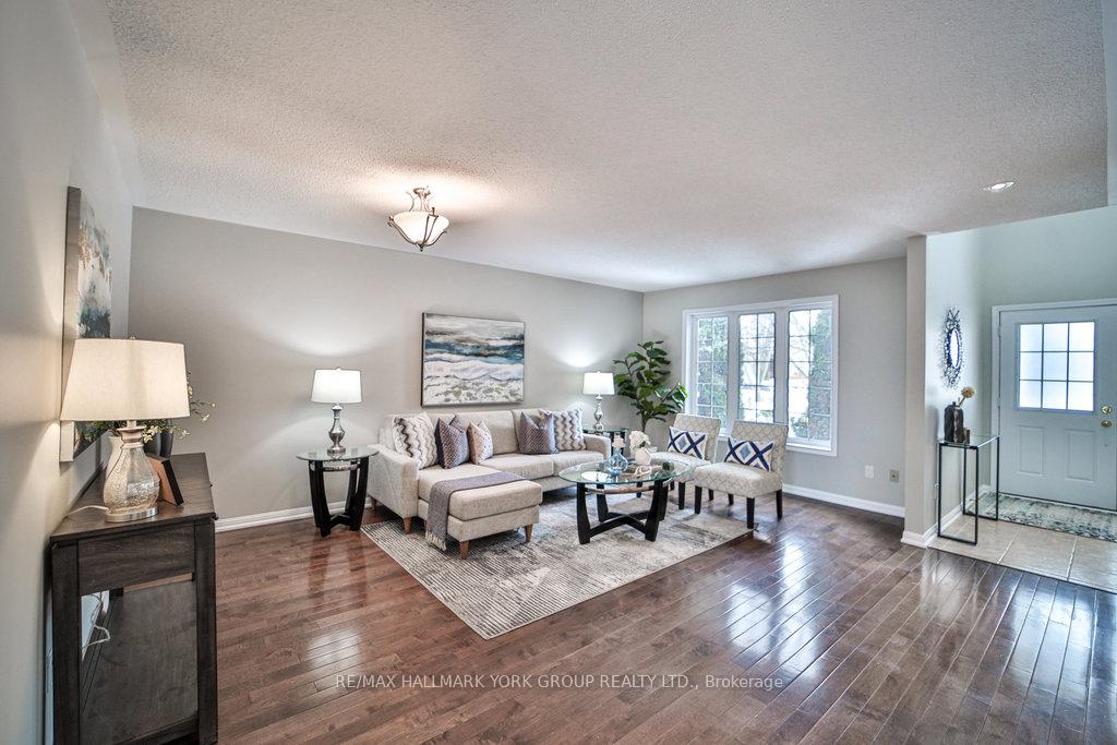 Photo 2 of 10 Meadow's End Crescent, Uxbridge — HOMEH