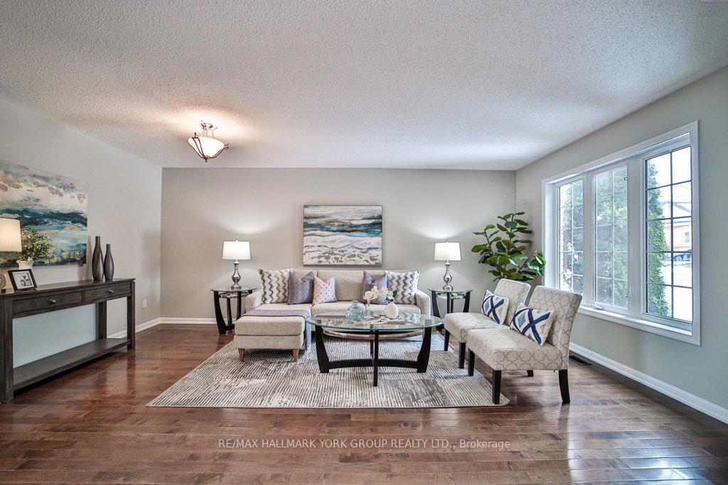 Photo 8 of 10 Meadow's End Crescent, Uxbridge — HOMEH