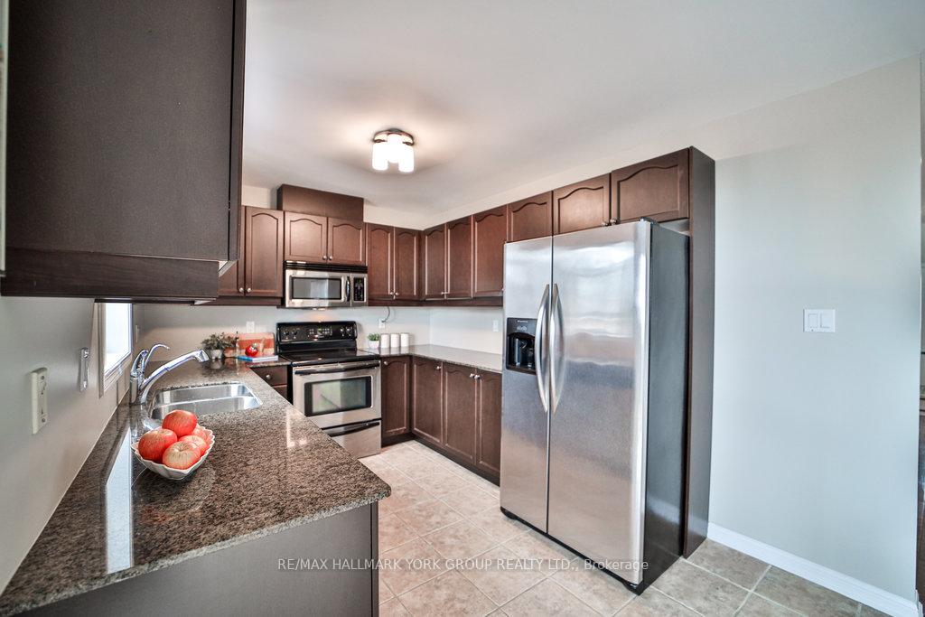 Photo 12 of 10 Meadow's End Crescent, Uxbridge — HOMEH