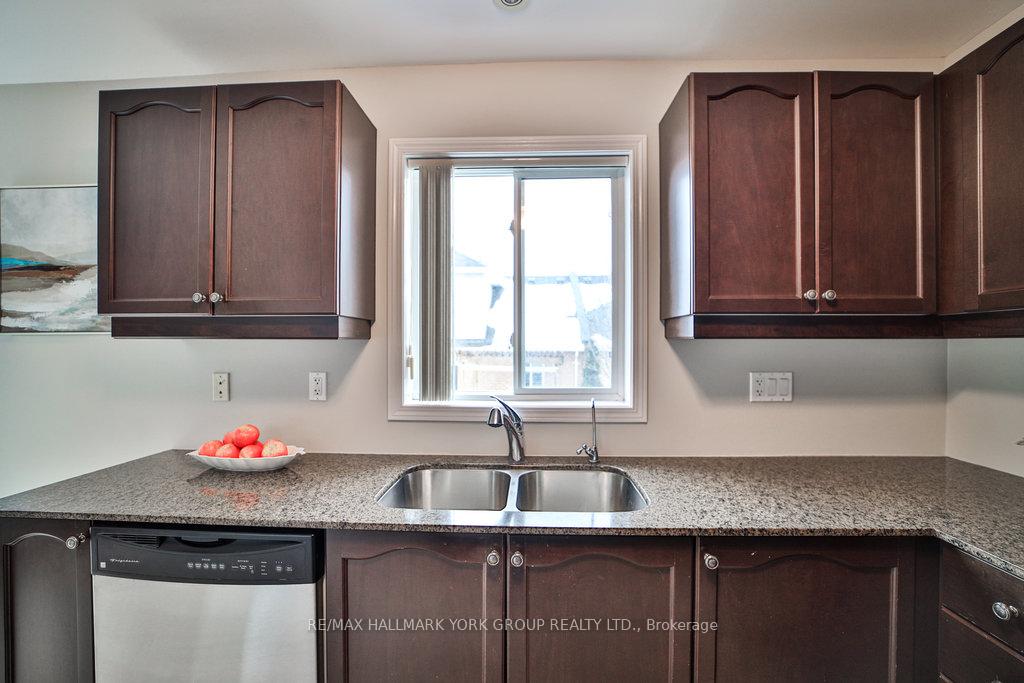Photo 13 of 10 Meadow's End Crescent, Uxbridge — HOMEH