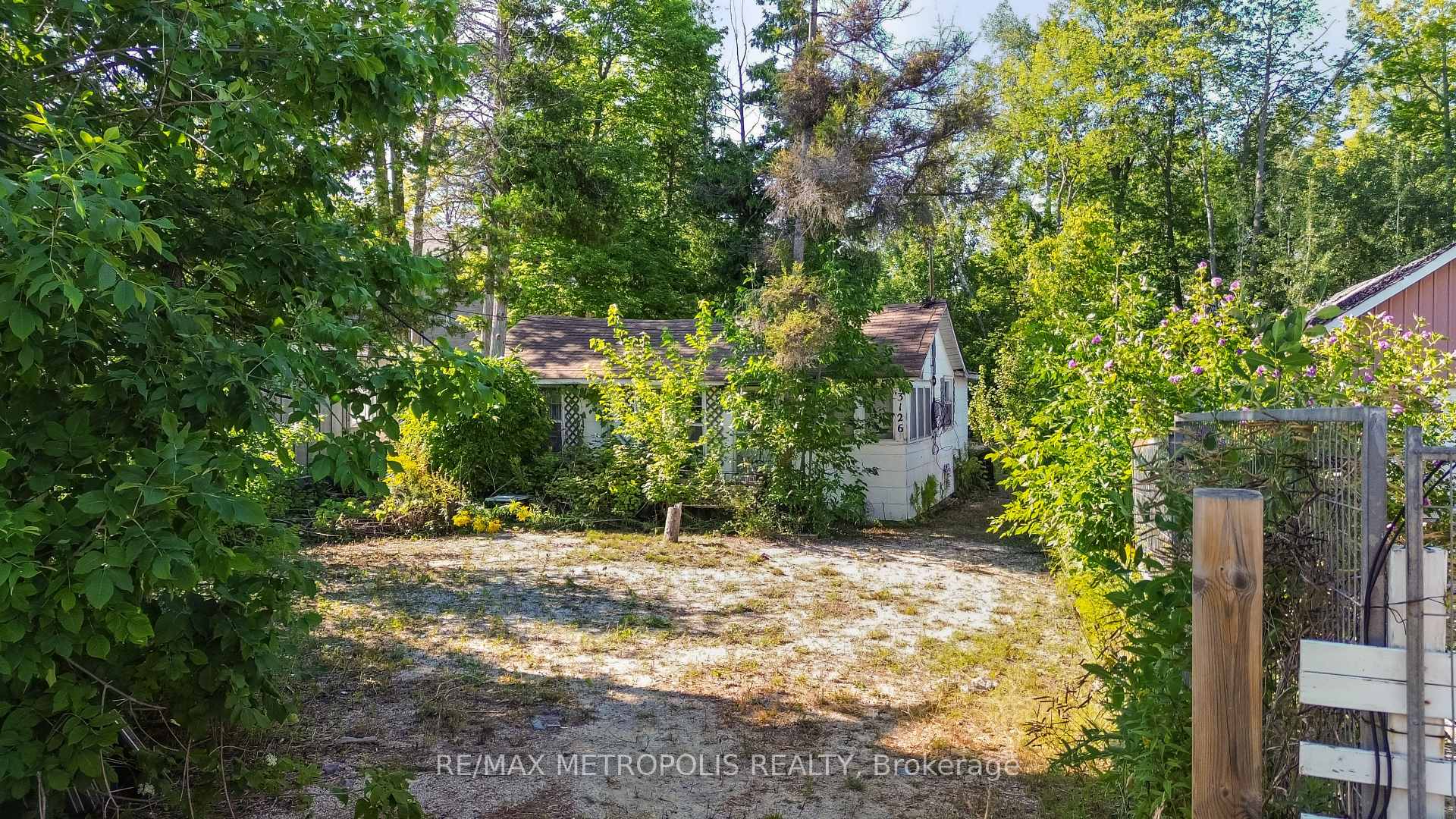 Photo 5 of 3126 Mosley Street, Wasaga Beach — HOMEH