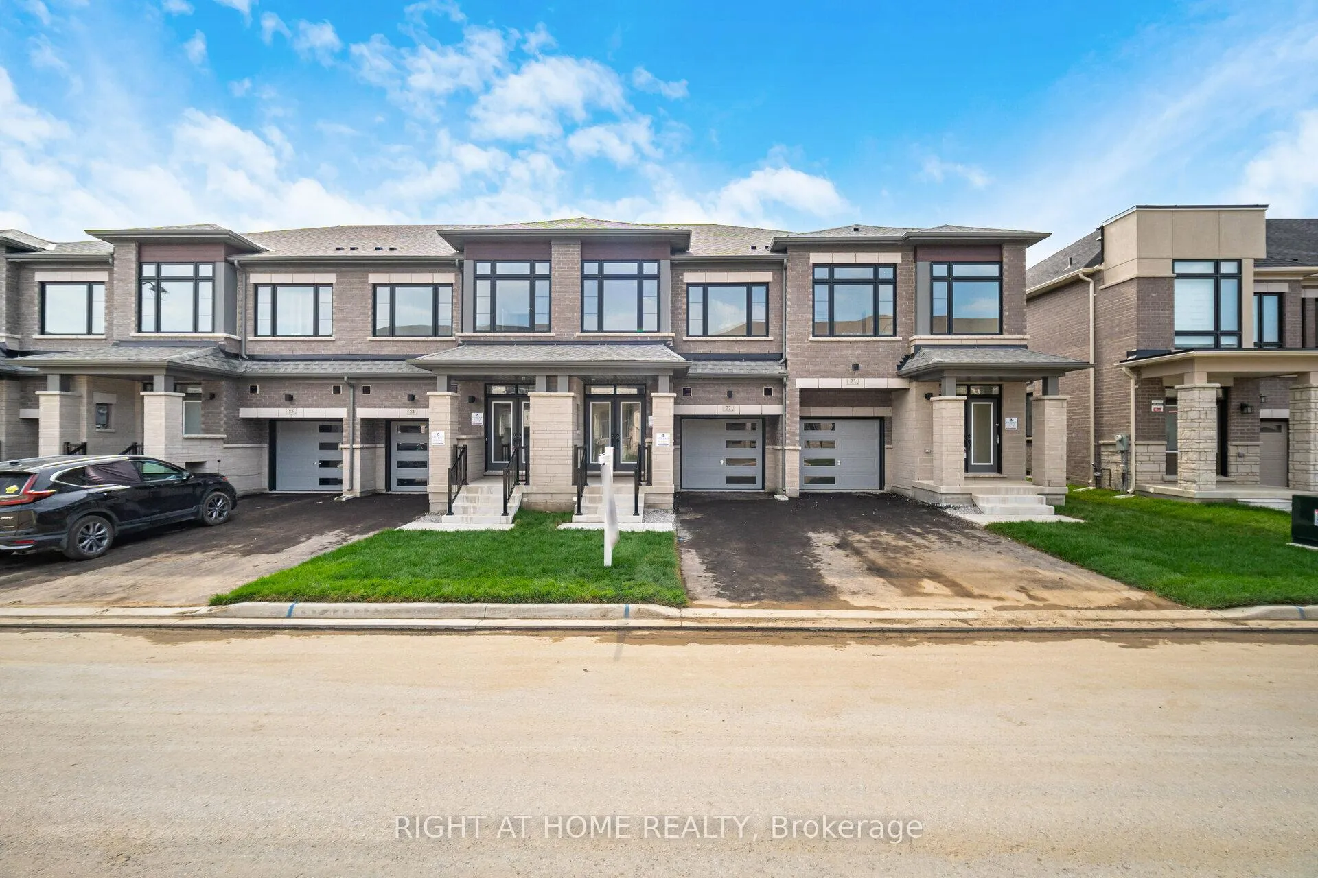 Photo 2 of 77 Singhampton Road, Vaughan, Kleinburg — HOMEH