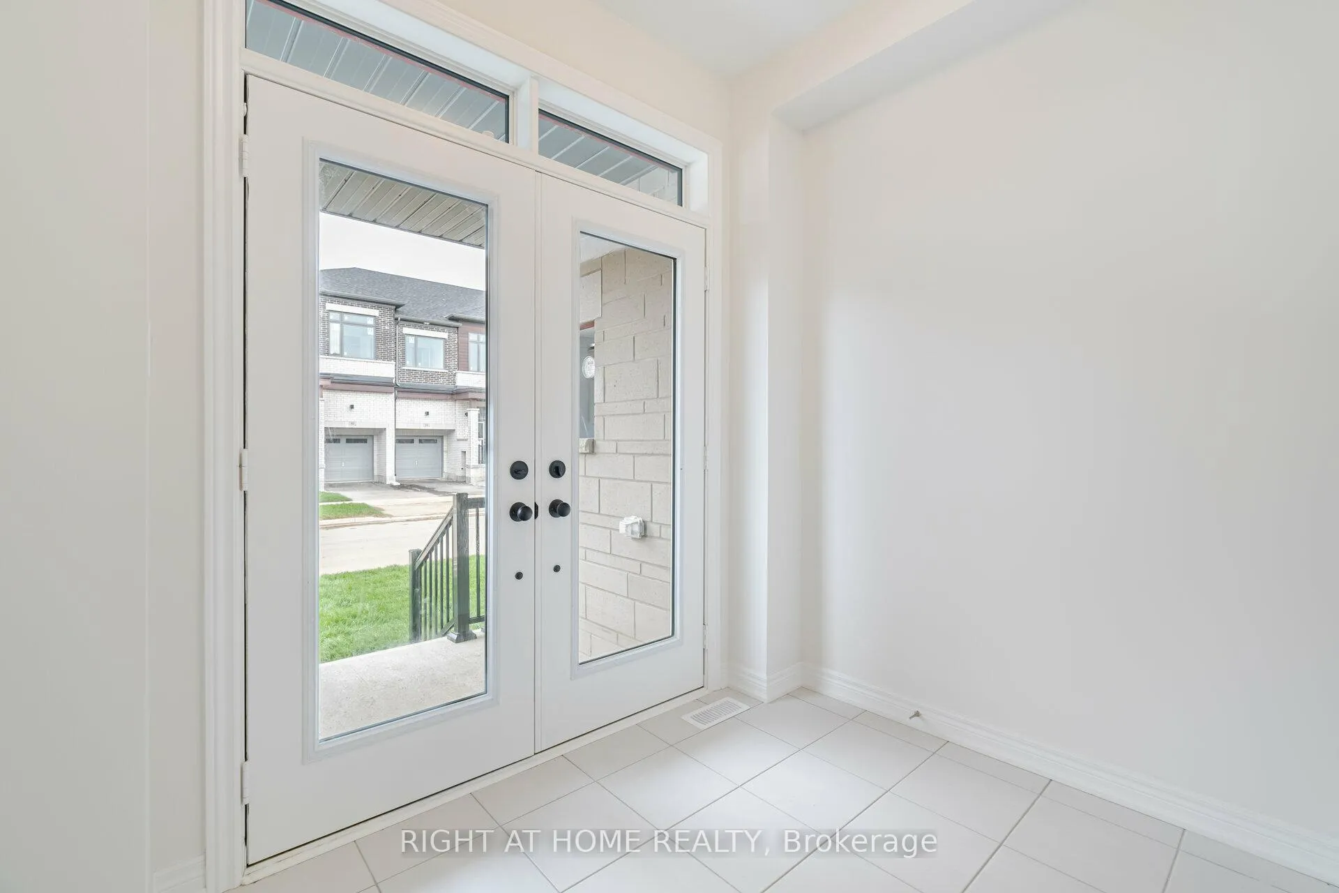 Photo 4 of 77 Singhampton Road, Vaughan, Kleinburg — HOMEH