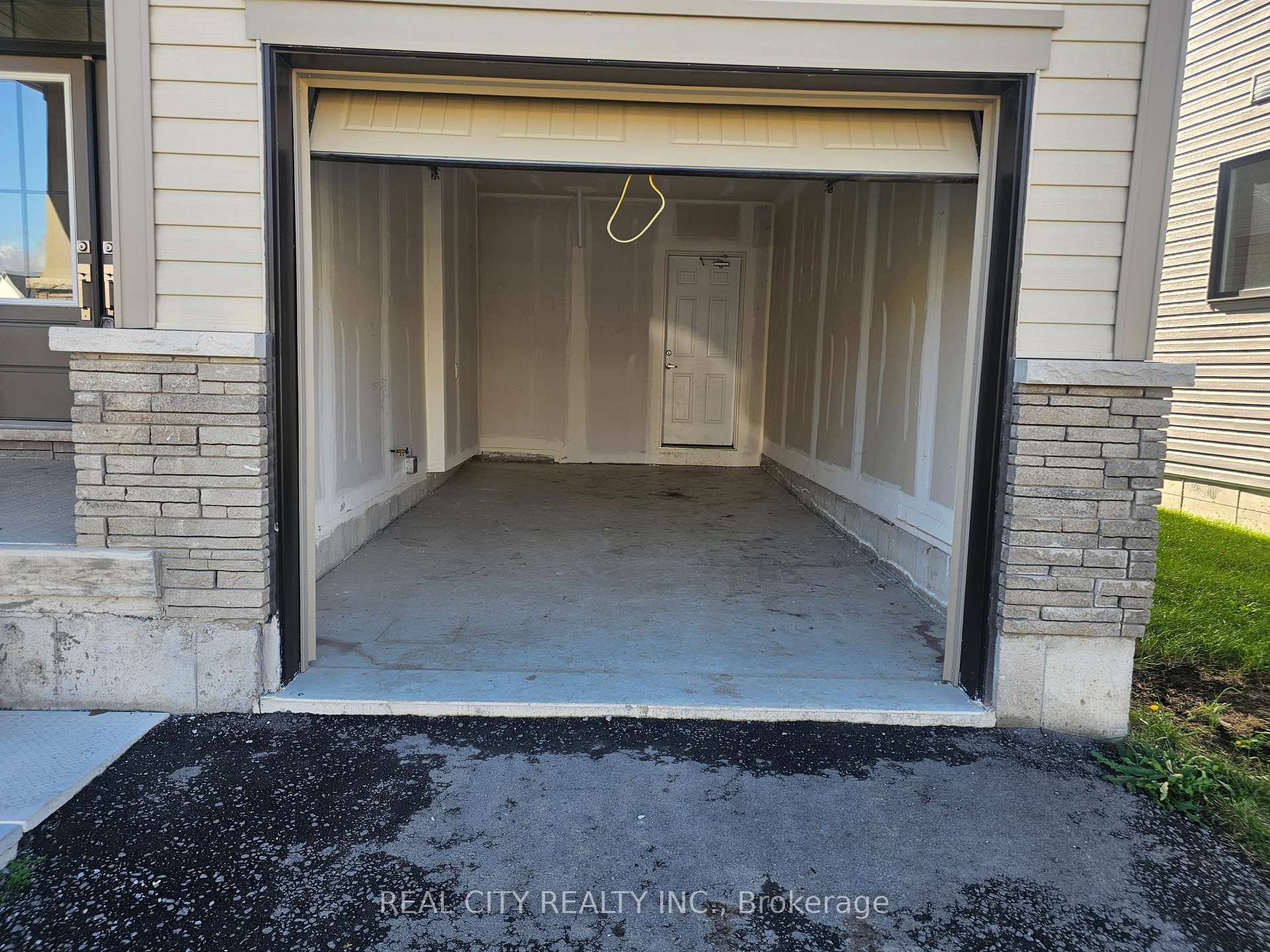 Photo 4 of 15 Rudder Road, Welland, Dain City — HOMEH